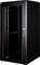 Een zwarte serverrack-kast met een glazen deur, gedeeltelijk geopend, toont lege schappen. Geen aanvullende inhoud zichtbaar.
