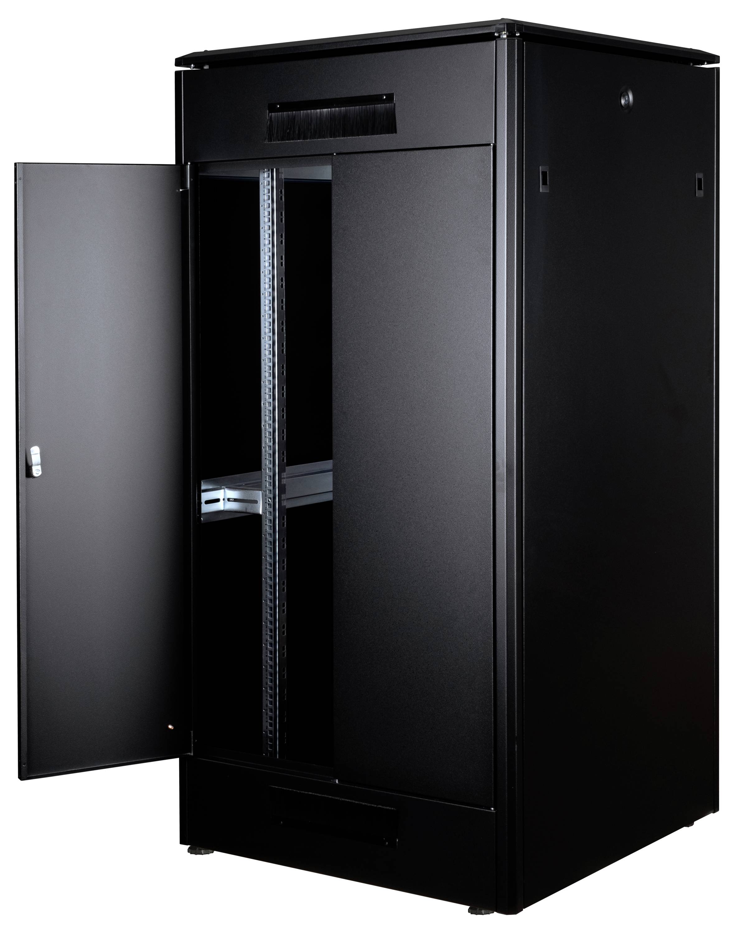 Een zwarte server-rack-kast met geopende deur, toont de binnenzijde met rekken en rails. Geschikt voor IT-apparatuur.