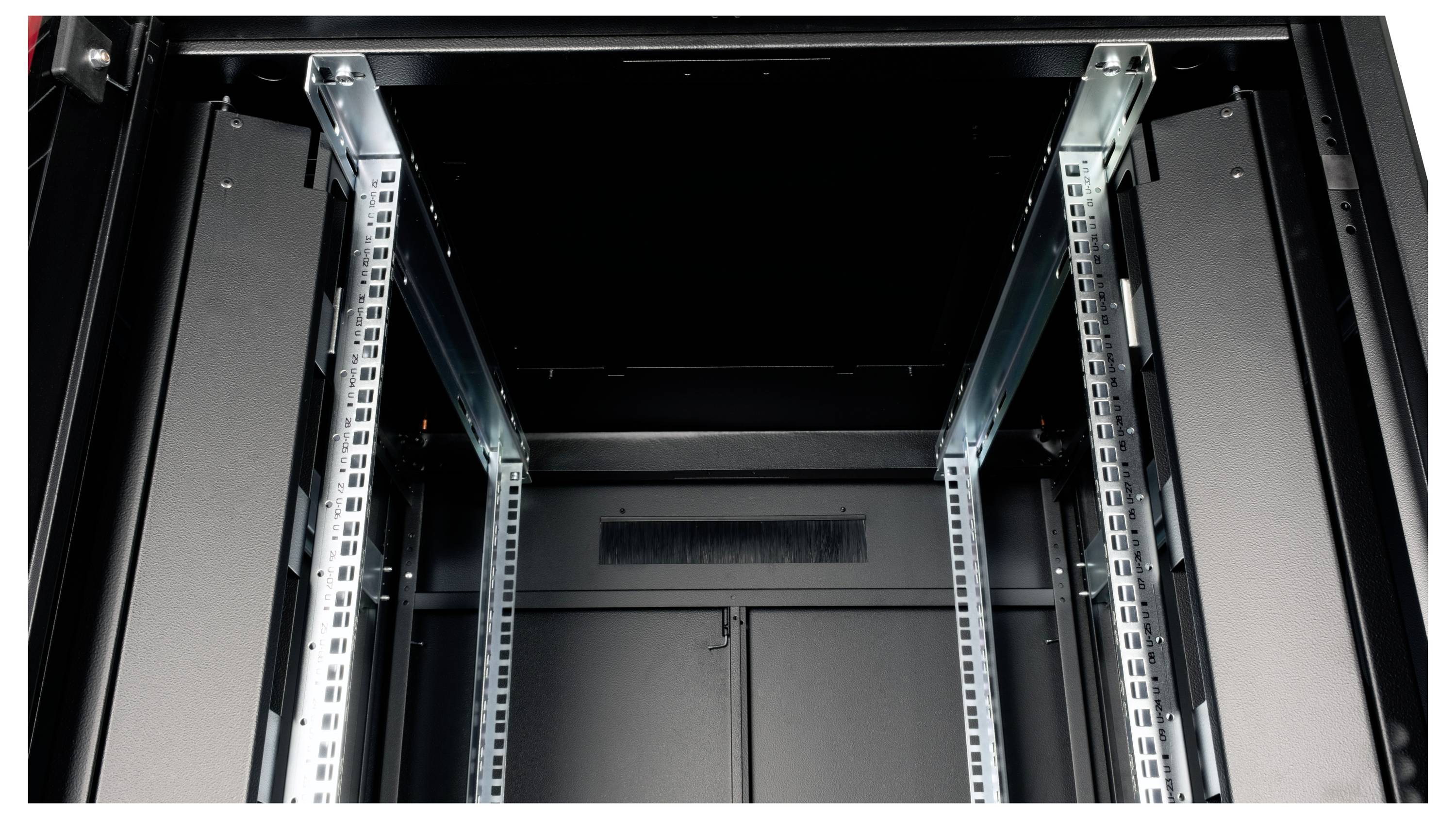 Leeg serverrek met metalen dwarsbalken en zwarte binnenkant, klaar voor de installatie van servers of andere IT-apparatuur.