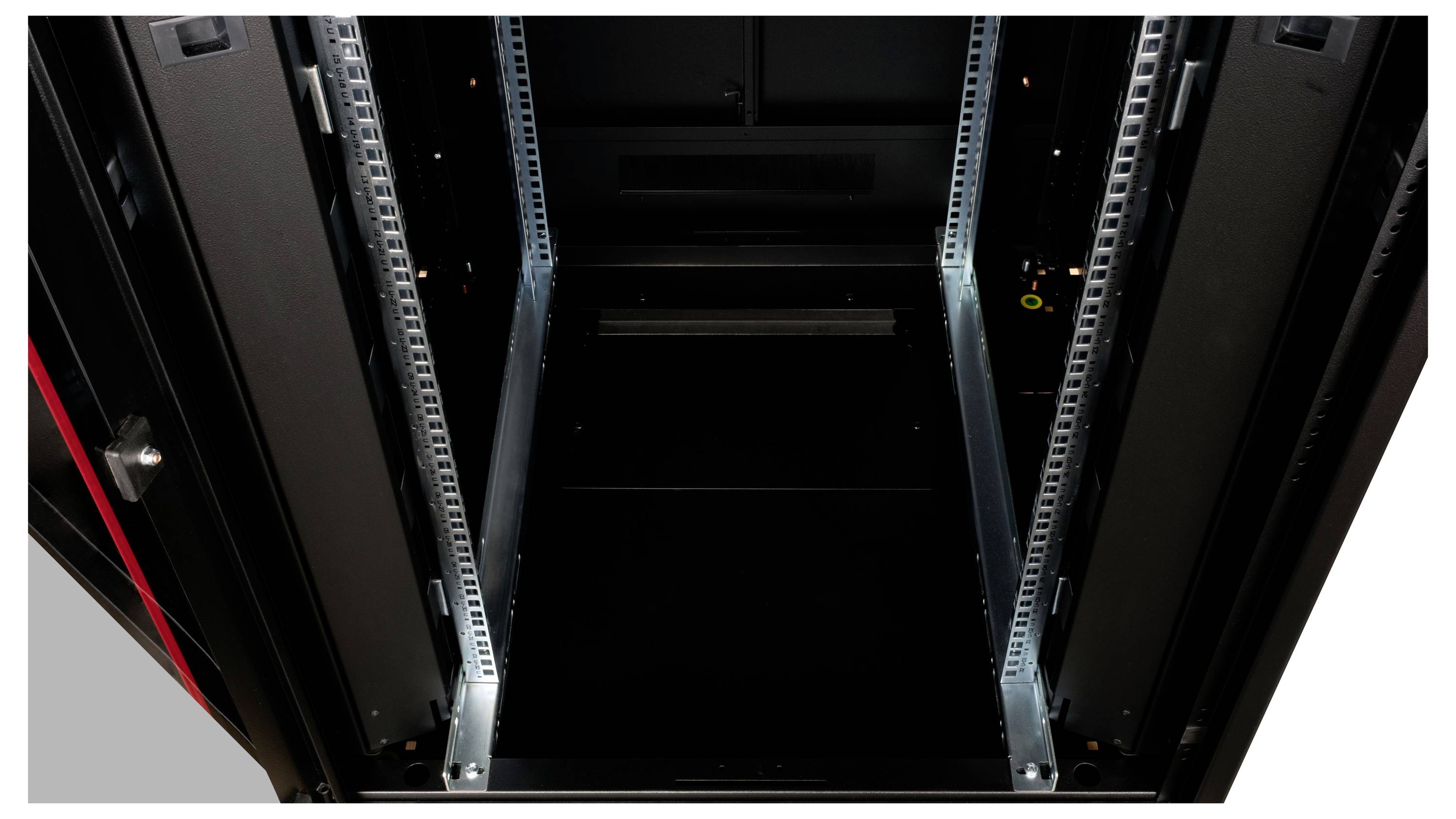 Lege serverrack met open deuren, klaar voor de installatie van IT-componenten.