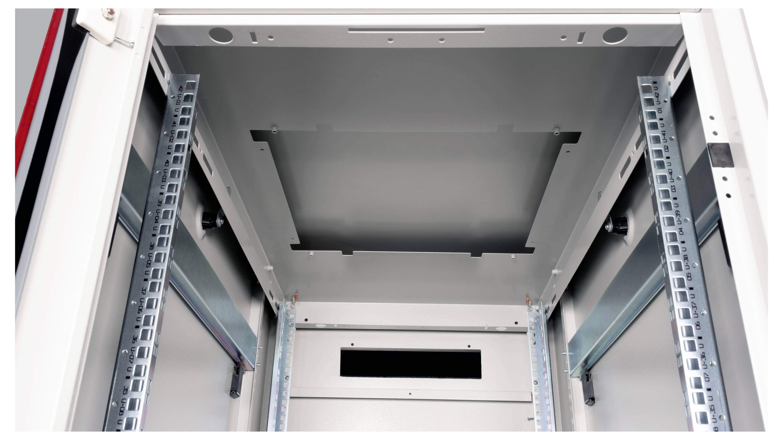 Blik in een lege, open serverrack van onderen, zonder zichtbare apparatuur.