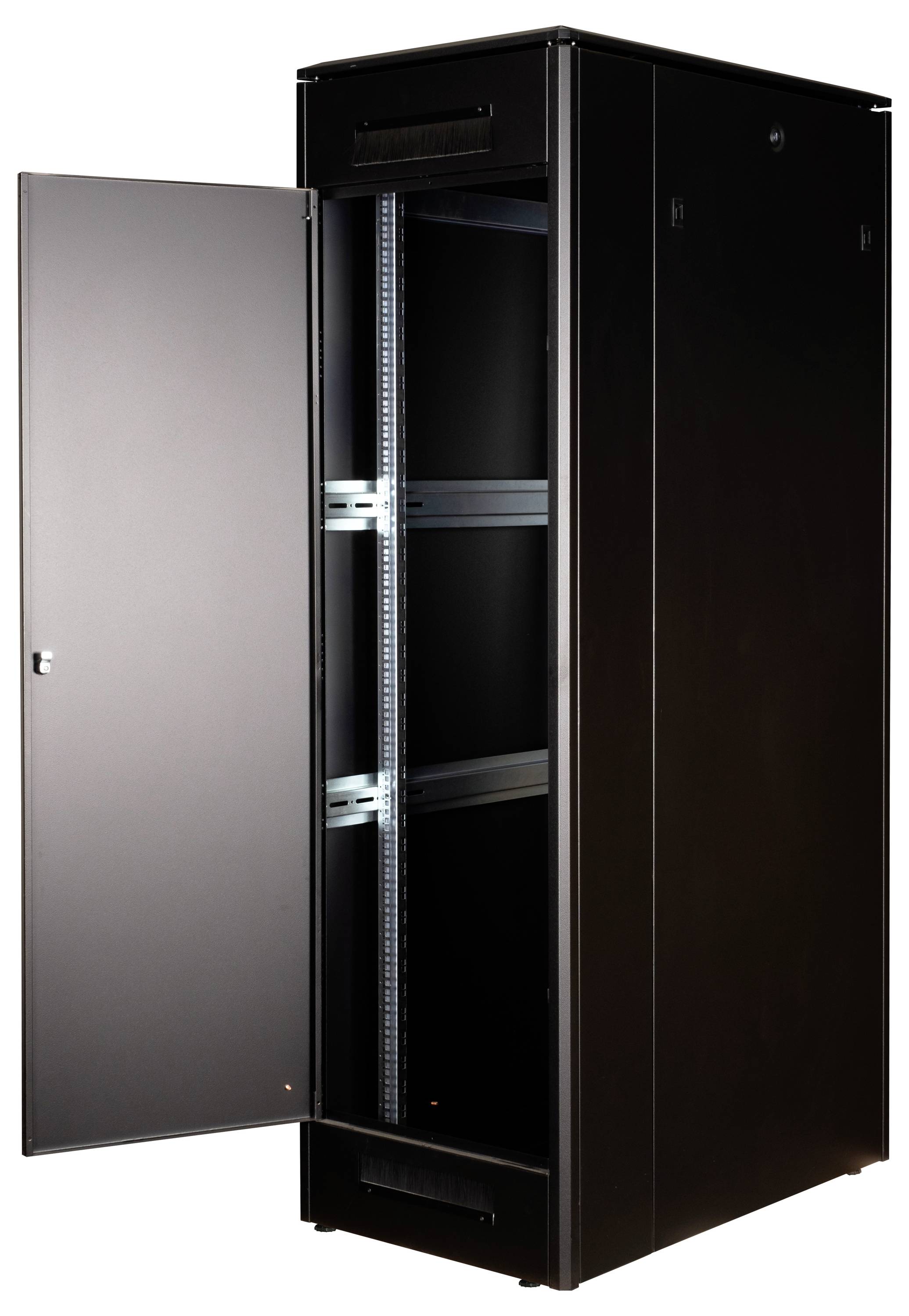Zwarte serverrack-kast met openstaande deur, toont lege rails voor montage van IT-apparatuur.