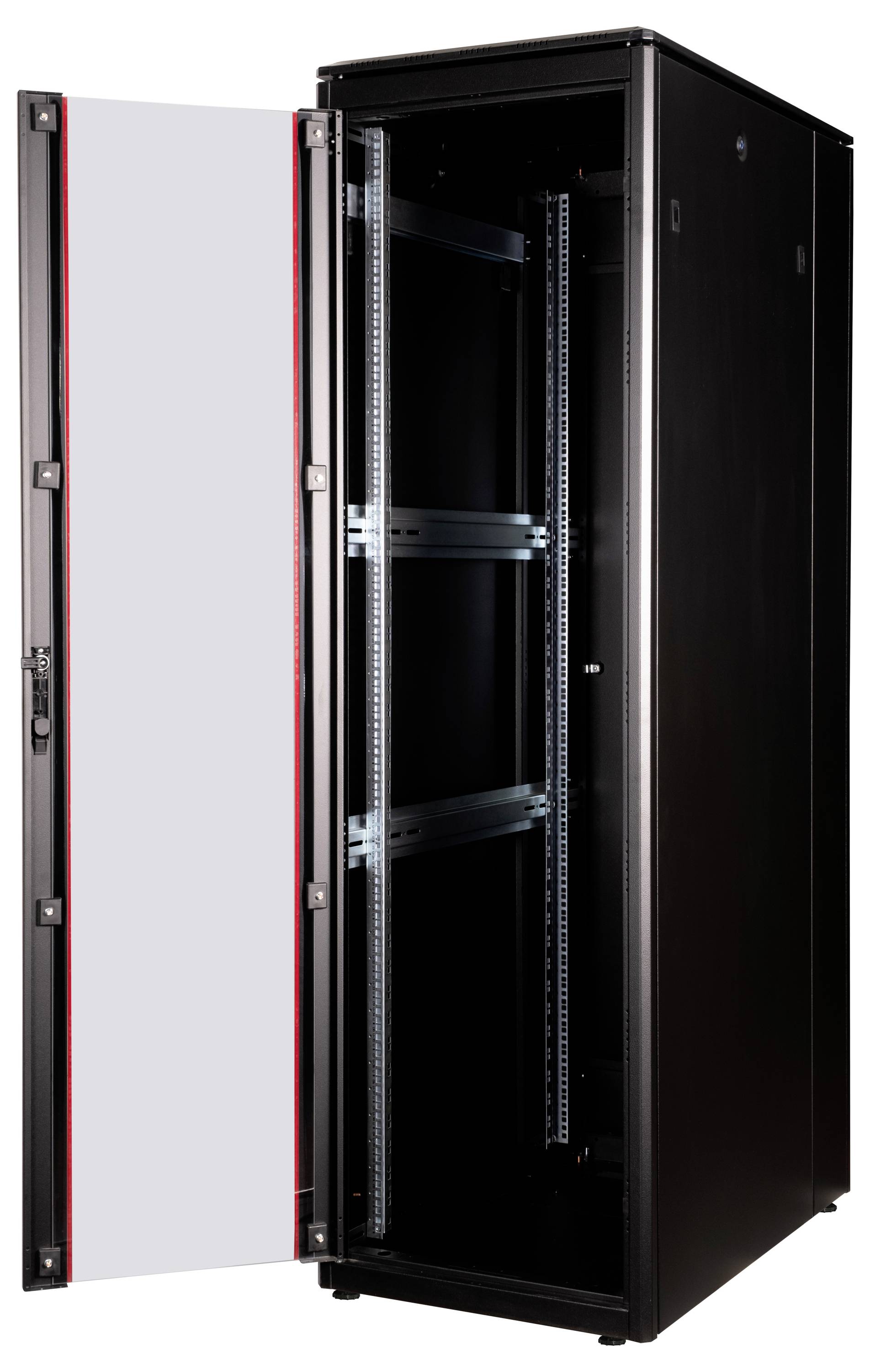 Een zwarte, open serverrack kast met rode accenten en meerdere lege montagerails, klaar voor hardware-installatie.