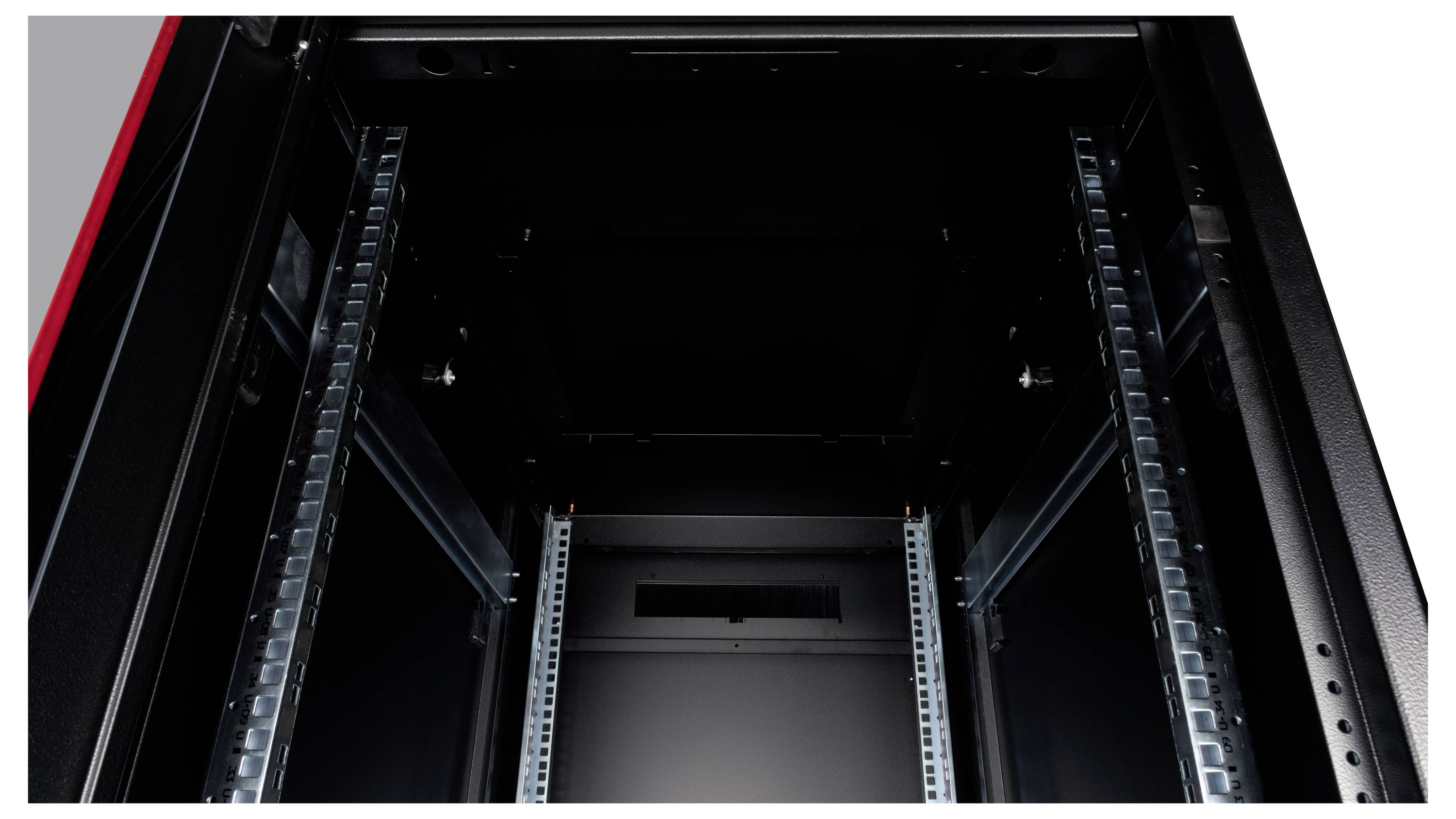 Leeg zwart serverrek met rode accenten, gefotografeerd van voren. Geschikt voor de installatie van servercomponenten.