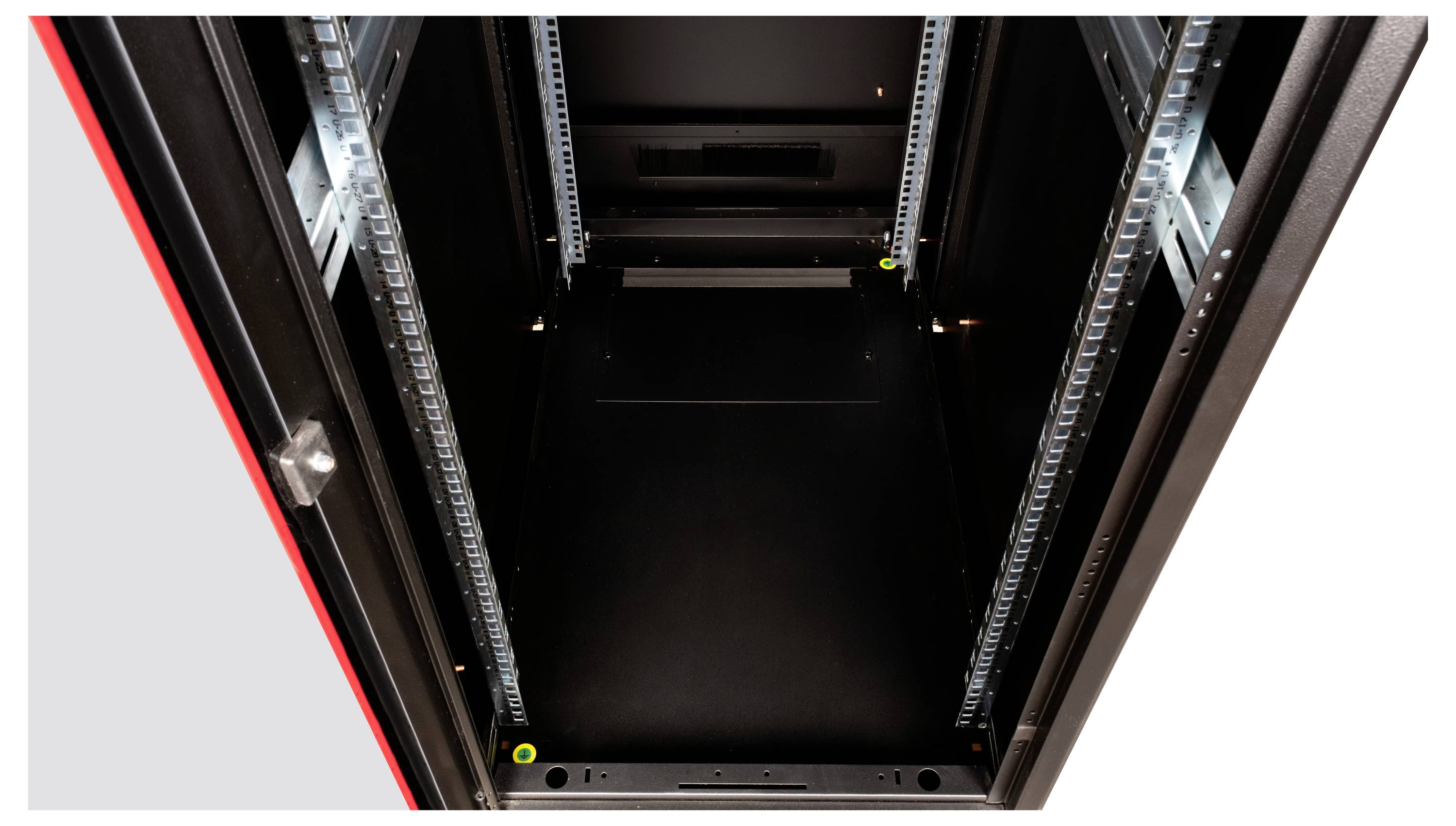Leeg metalen serverrack-kast, frontaal geopend, toont rails voor hardwaremontage, met zwarte binnenkant.