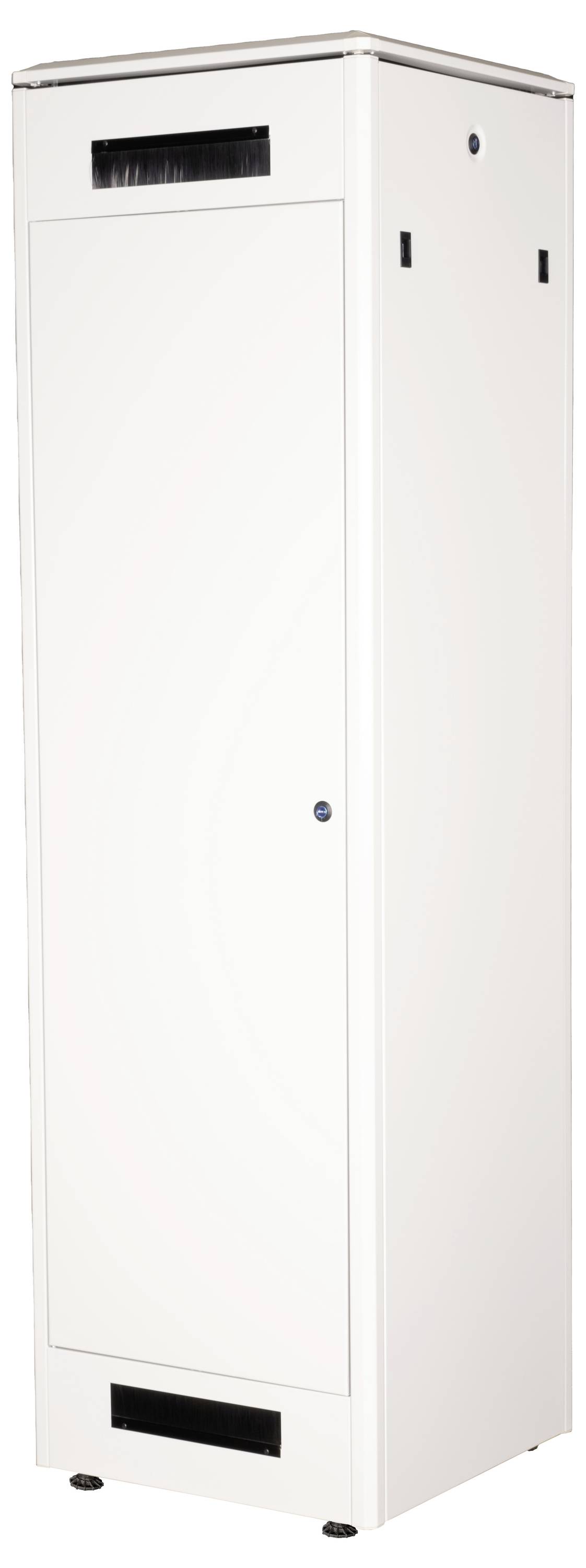 Een witte, hoge serverrack met geventileerde roosters aan de boven- en onderkant, geschikt voor het opbergen van IT-apparatuur.