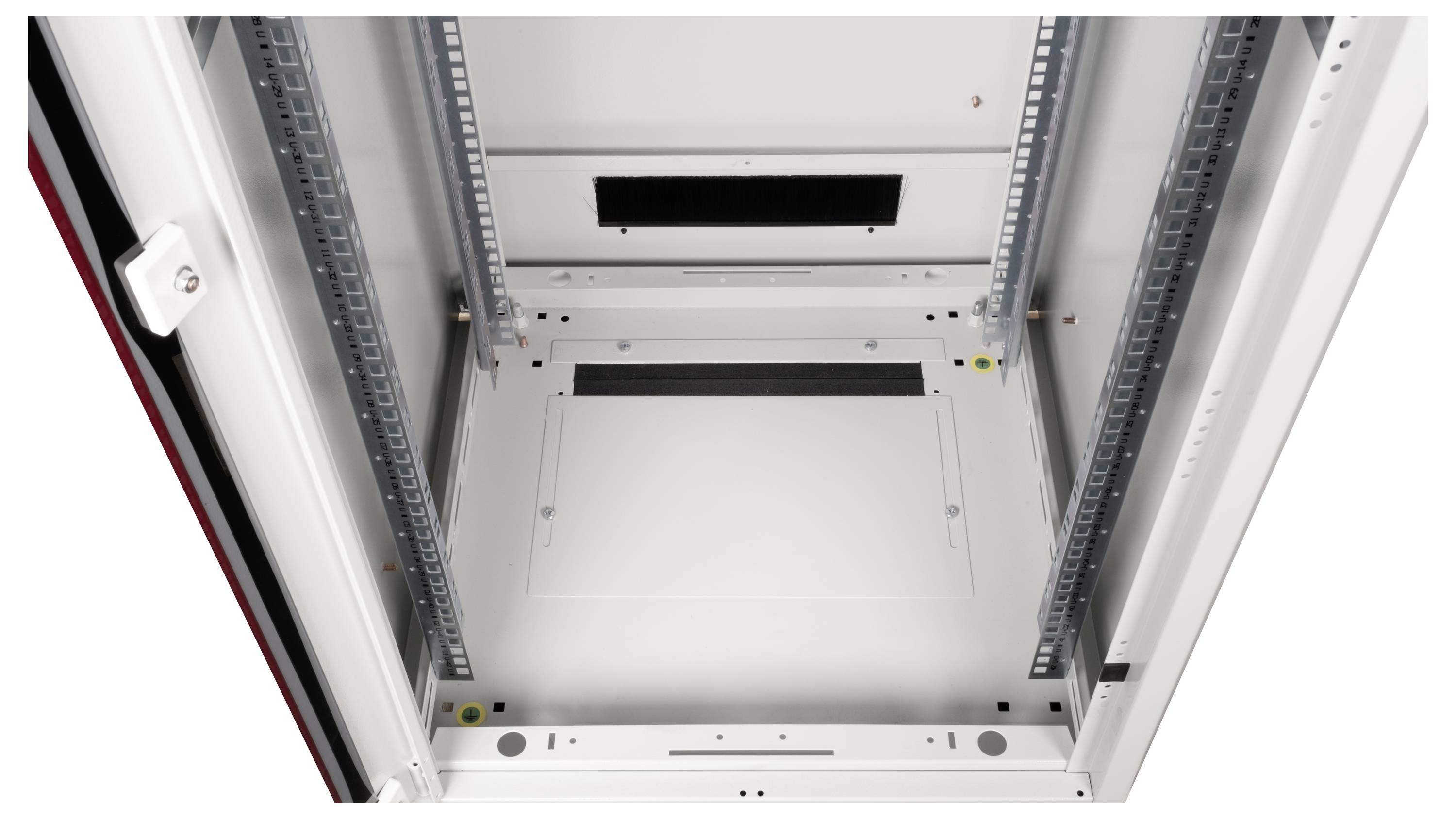 Binnenaanzicht kast: Leeg metalen frame met geleiders, geschikt voor de installatie van netwerkapparatuur. Geen apparaten geïnstalleerd.