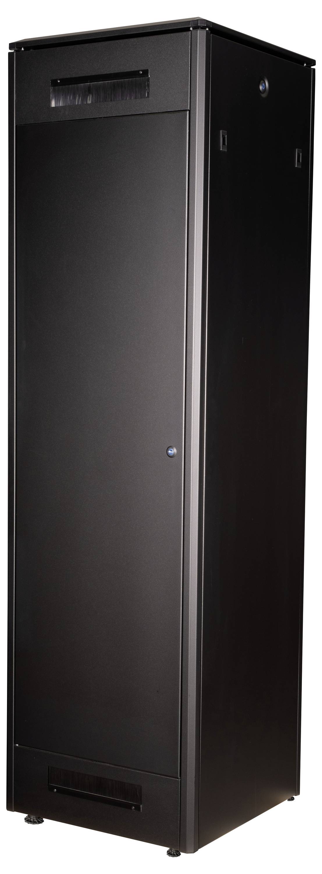 Zwarte server-rack-kast in verticaal perspectief met gesloten metalen behuizing en zichtbare ventilatieopeningen onderaan.