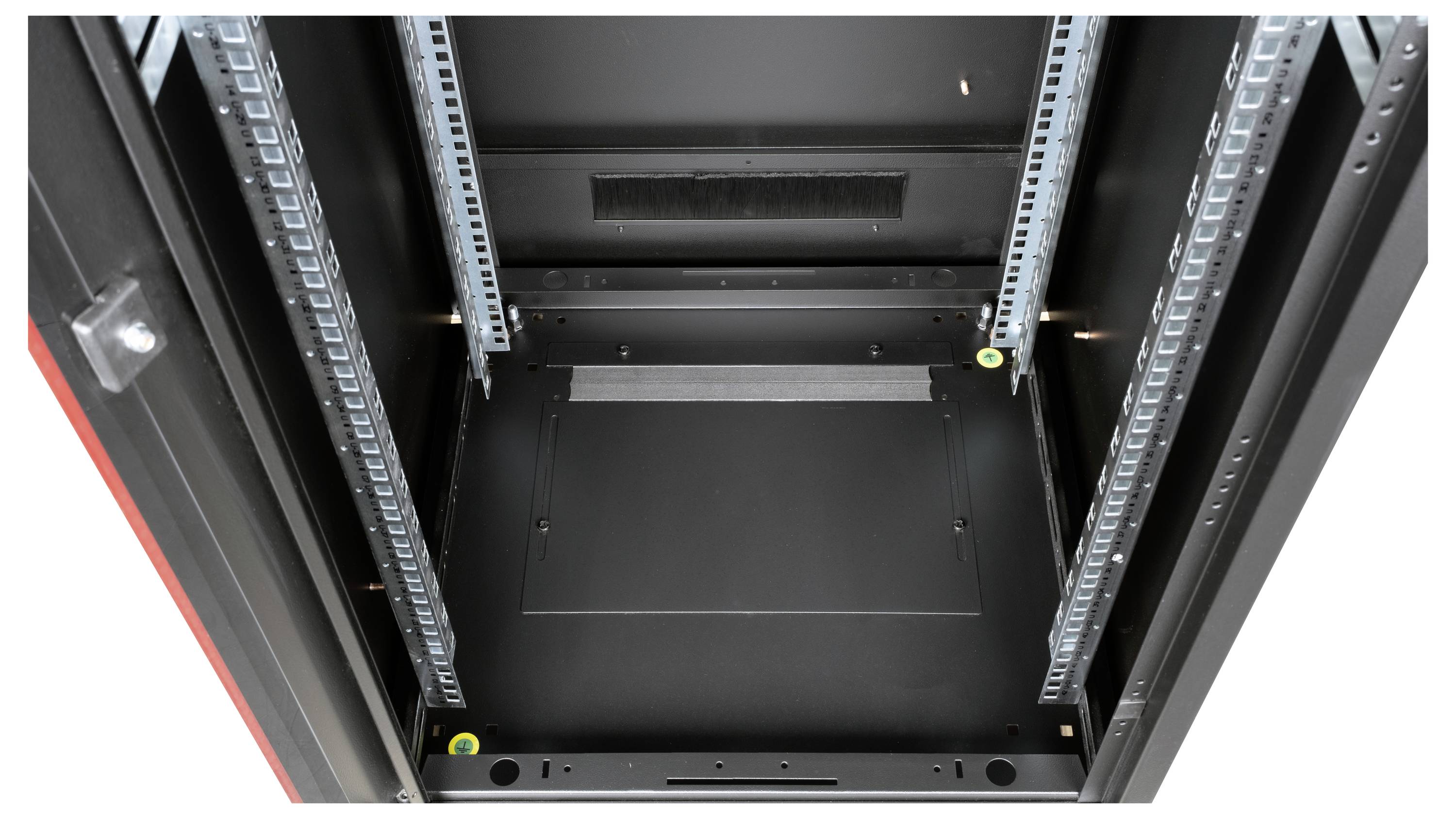 Binnenaanzicht van een leeg serverrek met rails voor de installatie van servercomponenten.