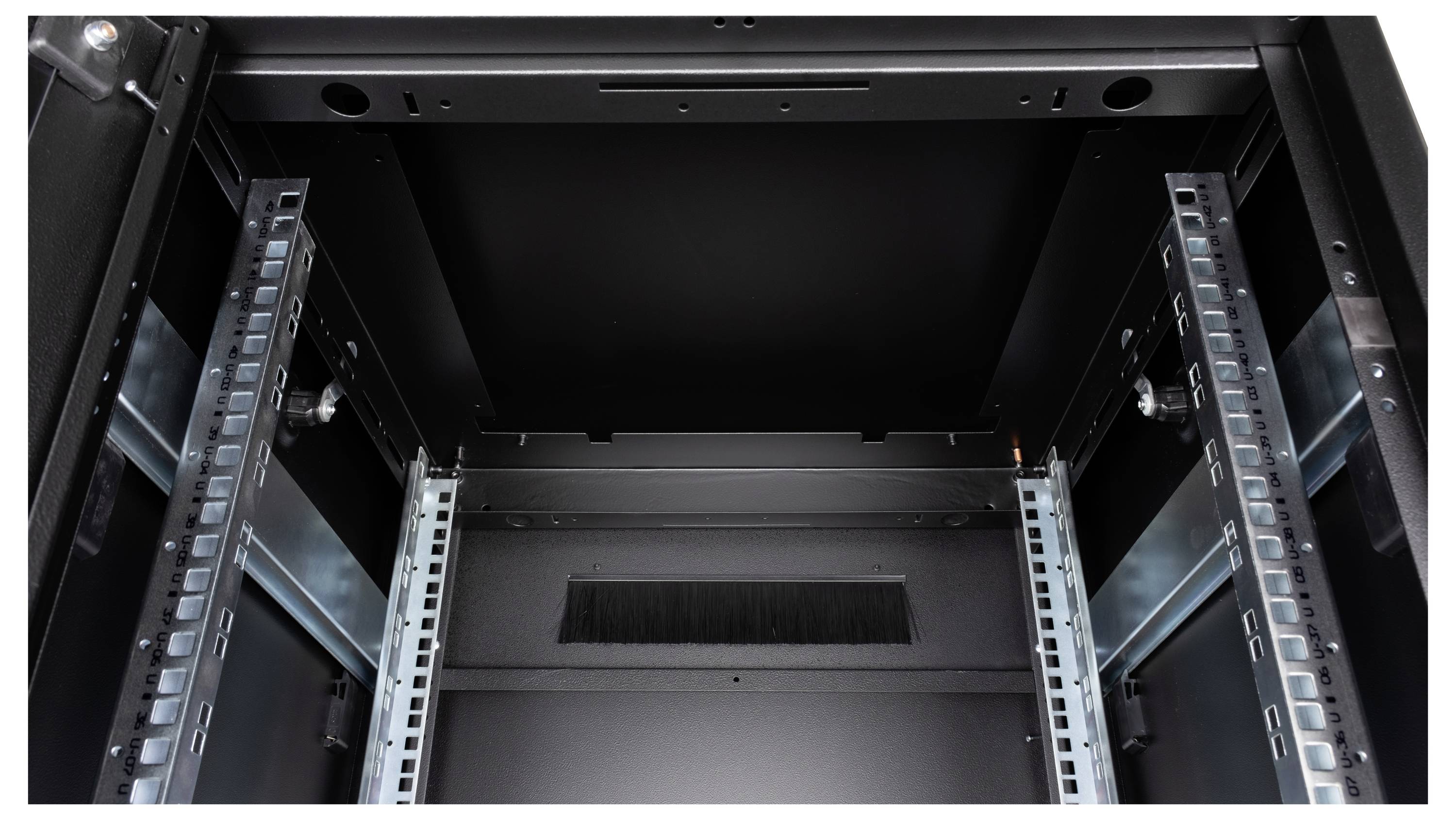 Een lege metalen serverrack, met verticale rails aan beide zijden. De deur is verwijderd om het interieur zichtbaar te maken.