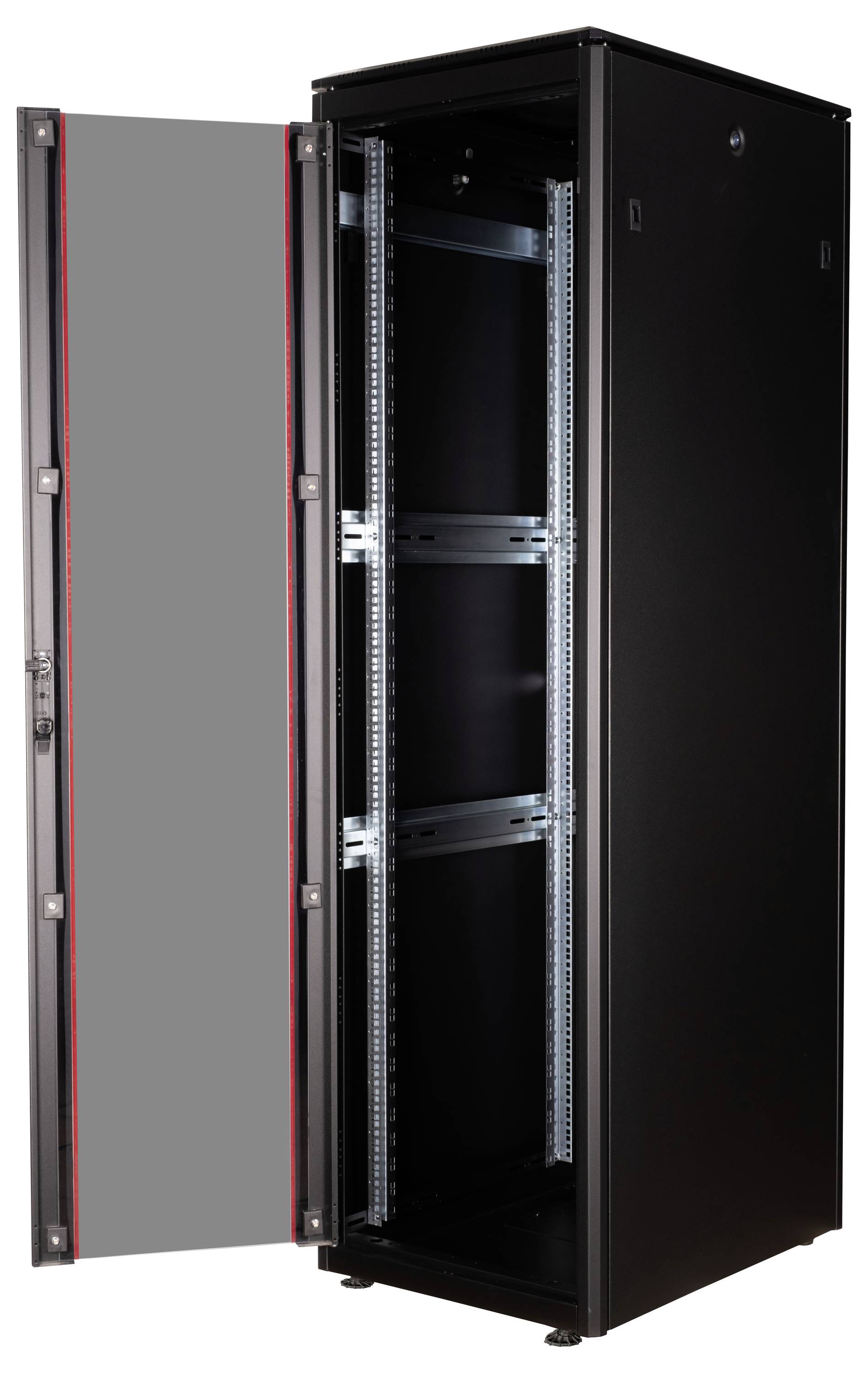 Een open, hoge zwarte serverrack met een open deur, toont lege rekdragers voor installaties.