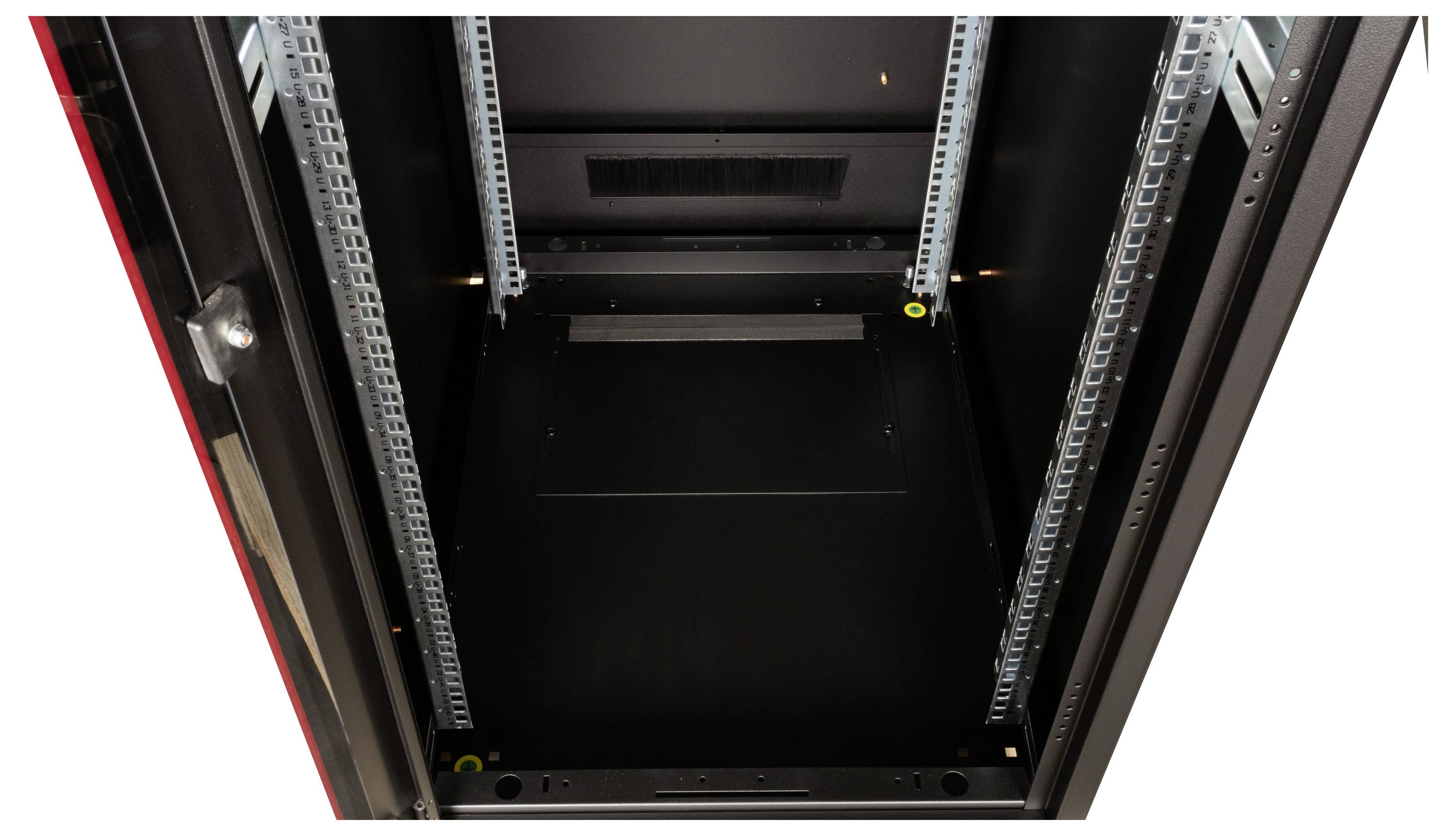 Lege zwarte serverrack met metalen frame, geopend. Geschikt voor de installatie van IT-apparatuur. Bovenaan een ventilatierooster.