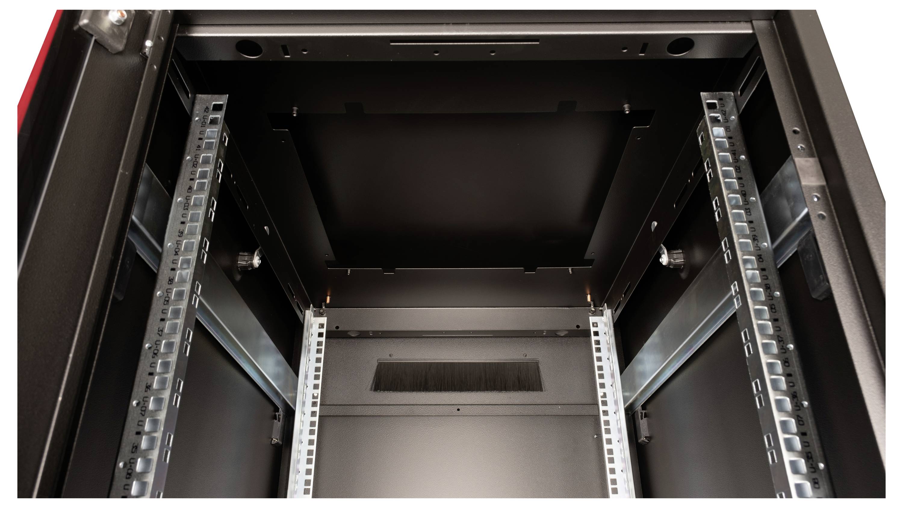 Zicht op een leeg, open serverrek van voren. Metalen rails aan de zijkanten voor het bevestigen van apparatuur.