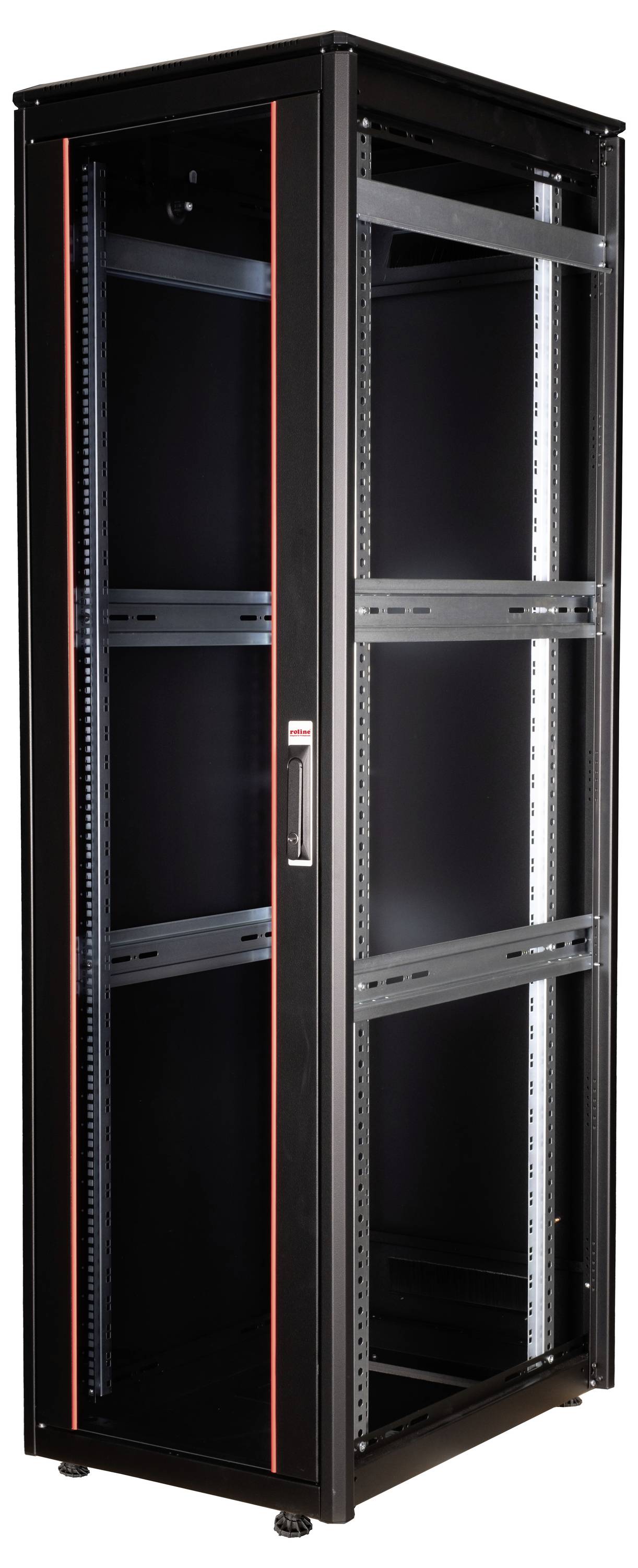 Een zwarte serverrack met glazen voorkant, geopend, toont metalen schappen en rails voor de montage van IT-hardware.