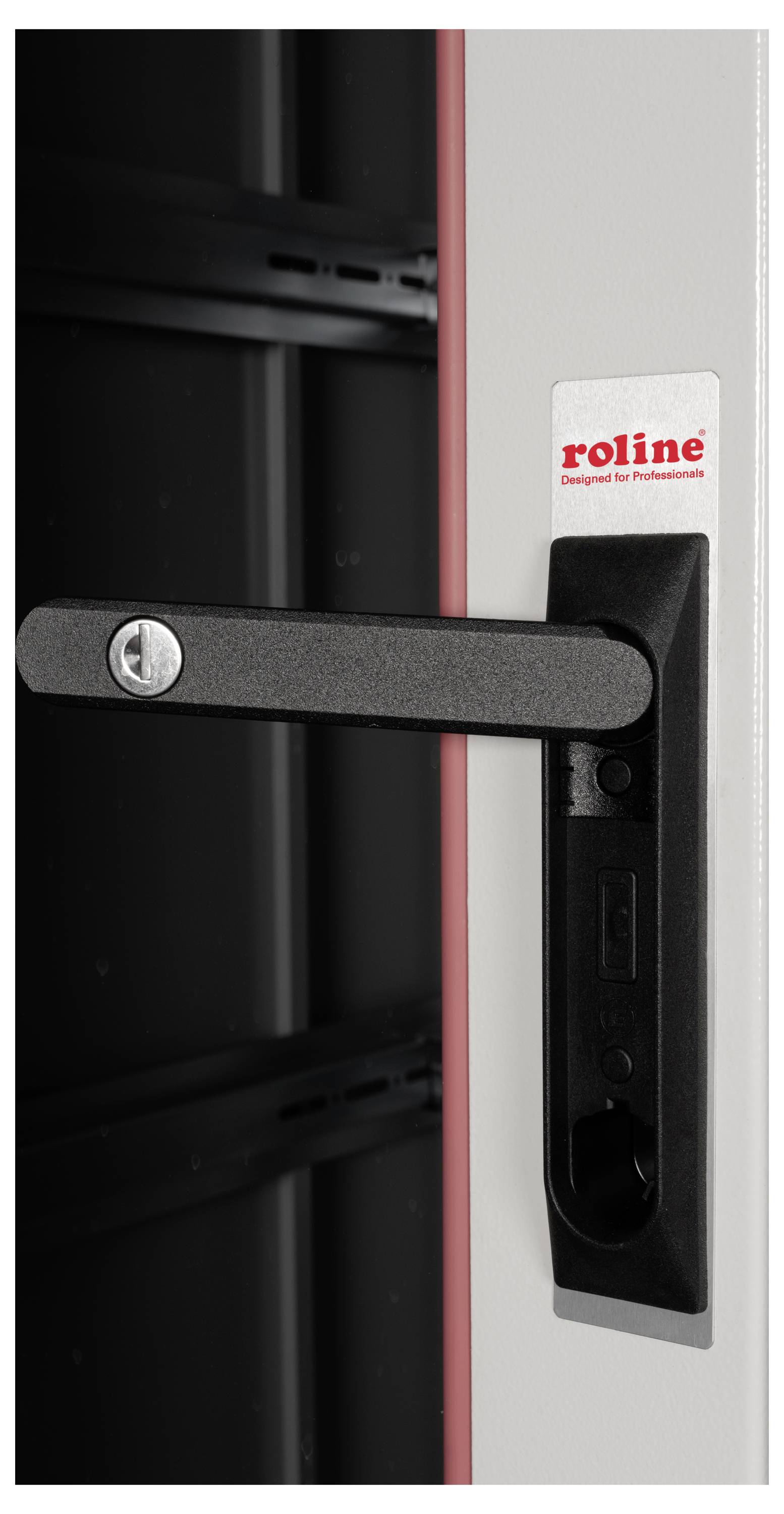 Een zwarte deurgreep met slot aan een witte kast, daarboven een rood 'roline' logo op een sticker.