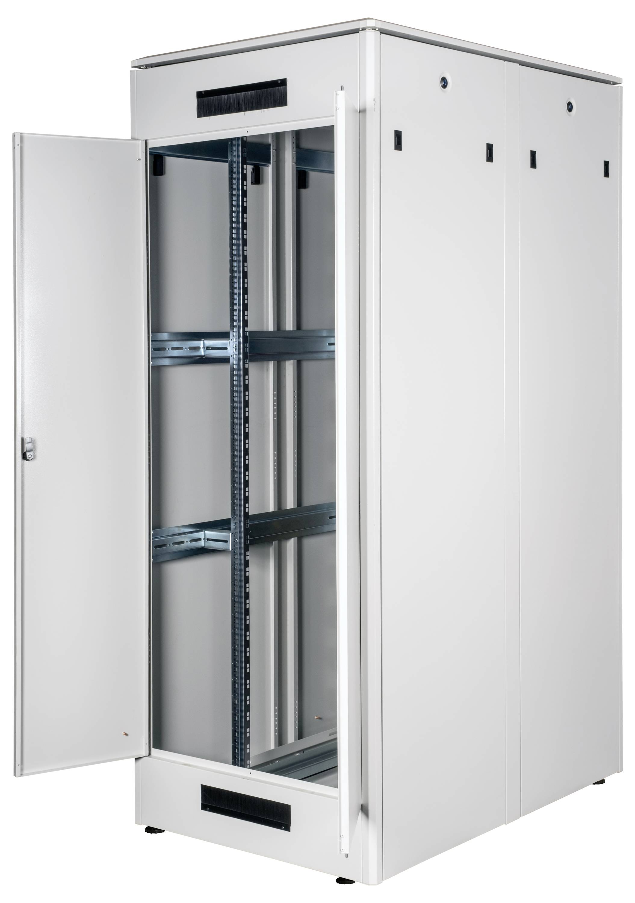 Open, lege metalen serverrack-kast met geperforeerde deur en meerdere inlegplanken, geschikt voor het opbergen van IT-apparatuur.