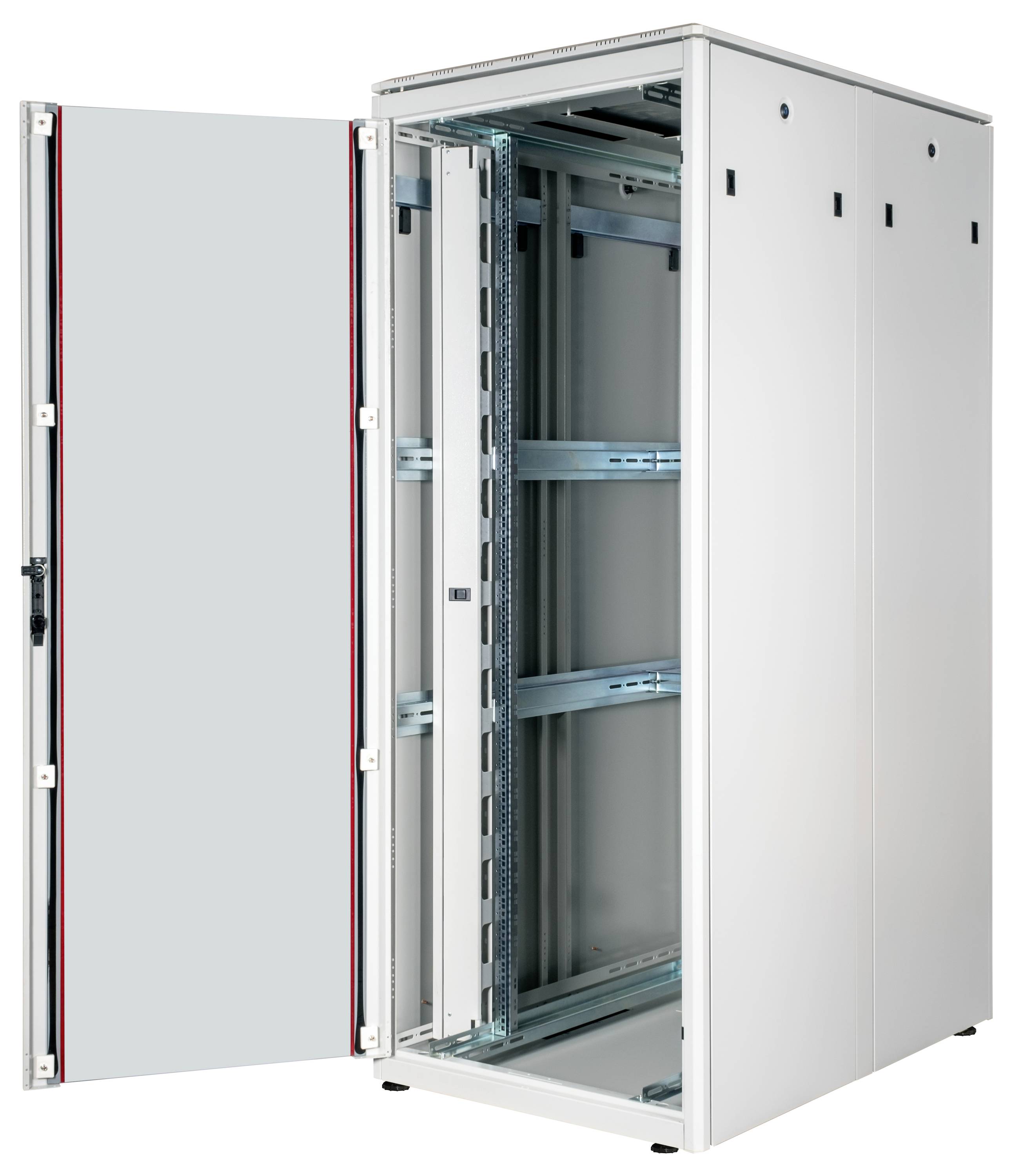 Een lege, metalen serverrack met een geopende deur, geplaatst in een ruimte die geschikt is voor IT-infrastructuur.