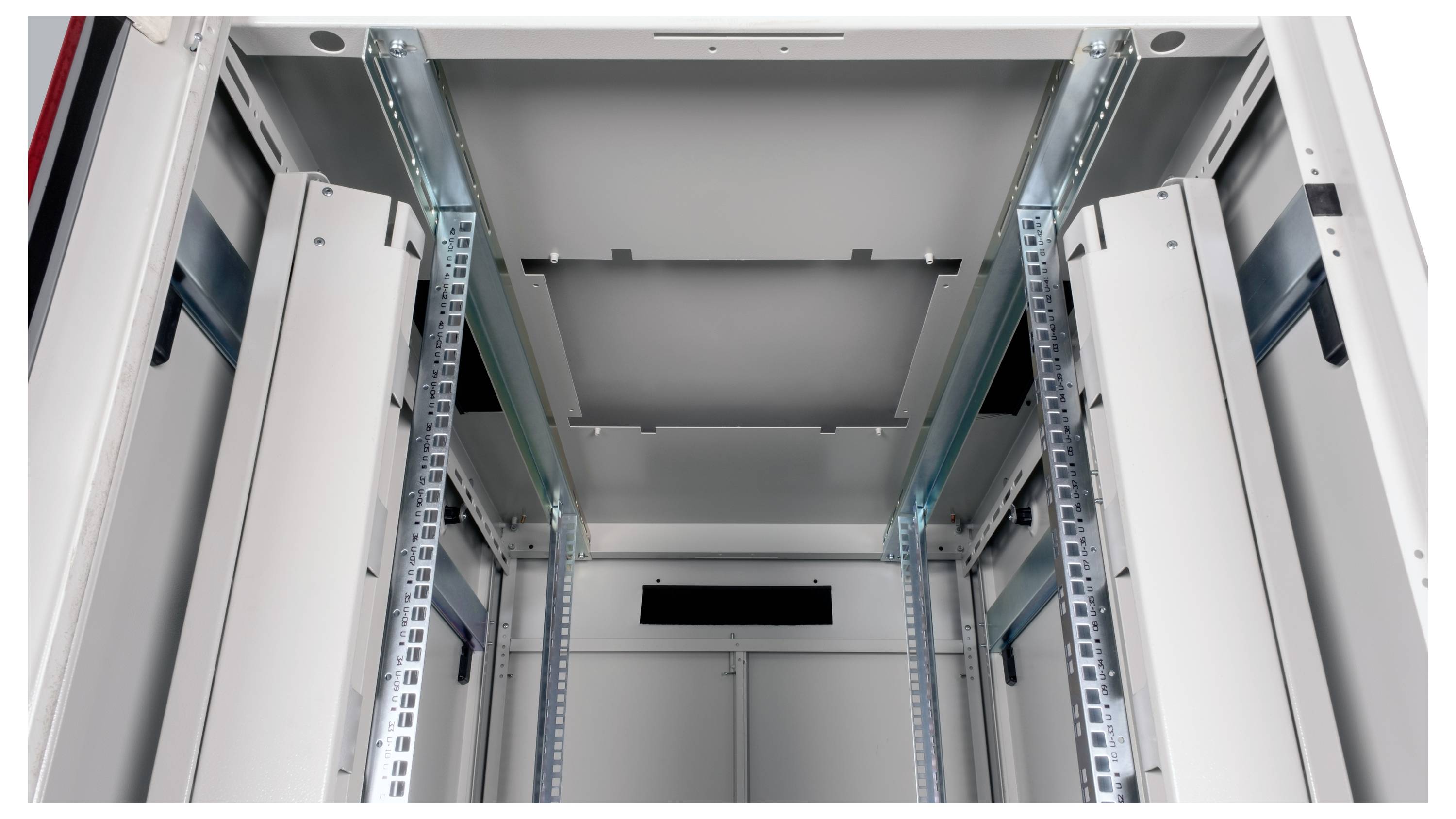 Leeg serverrek, metalen constructie, zonder gemonteerde apparatuur, zijprofielen en verticale rails zichtbaar.