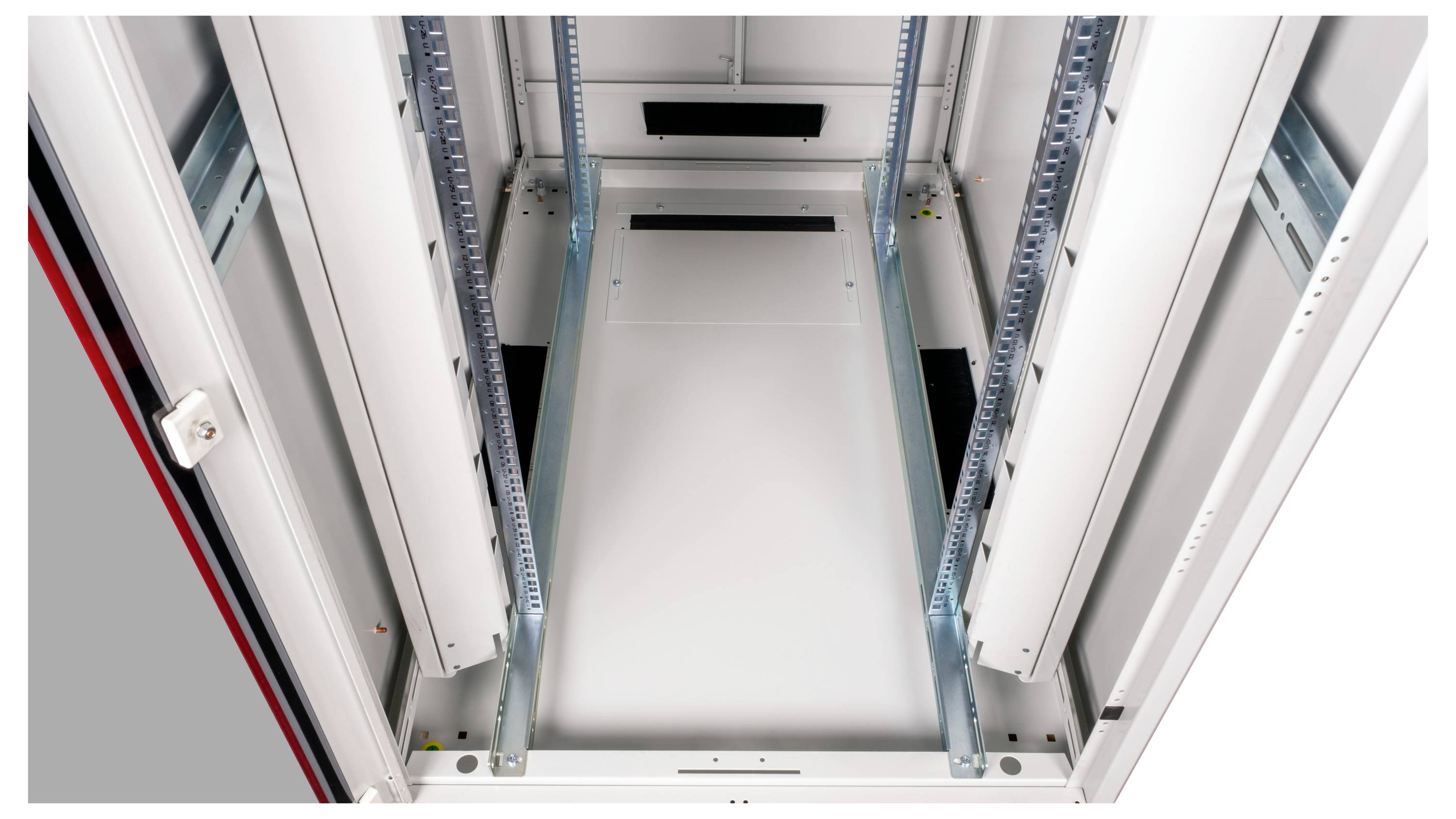 Lege serverrek met open zijkanten en rails voor het bevestigen van apparatuur. Bovenaanzicht in een technische ruimte.