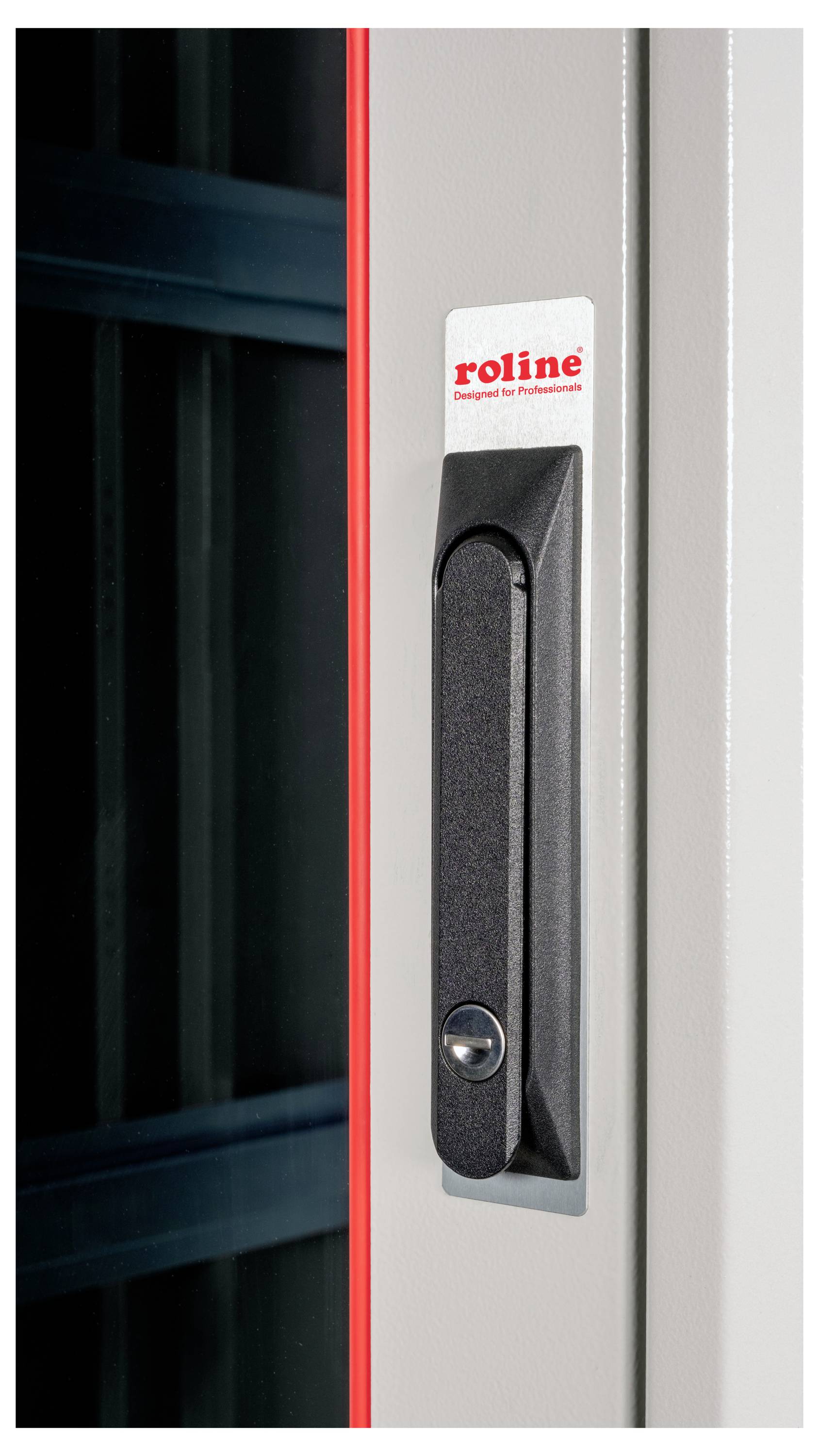 Deurgreep van een grijze kast met rode rand en het logo 'roline'. De greep heeft een geïntegreerd slotmechanisme.