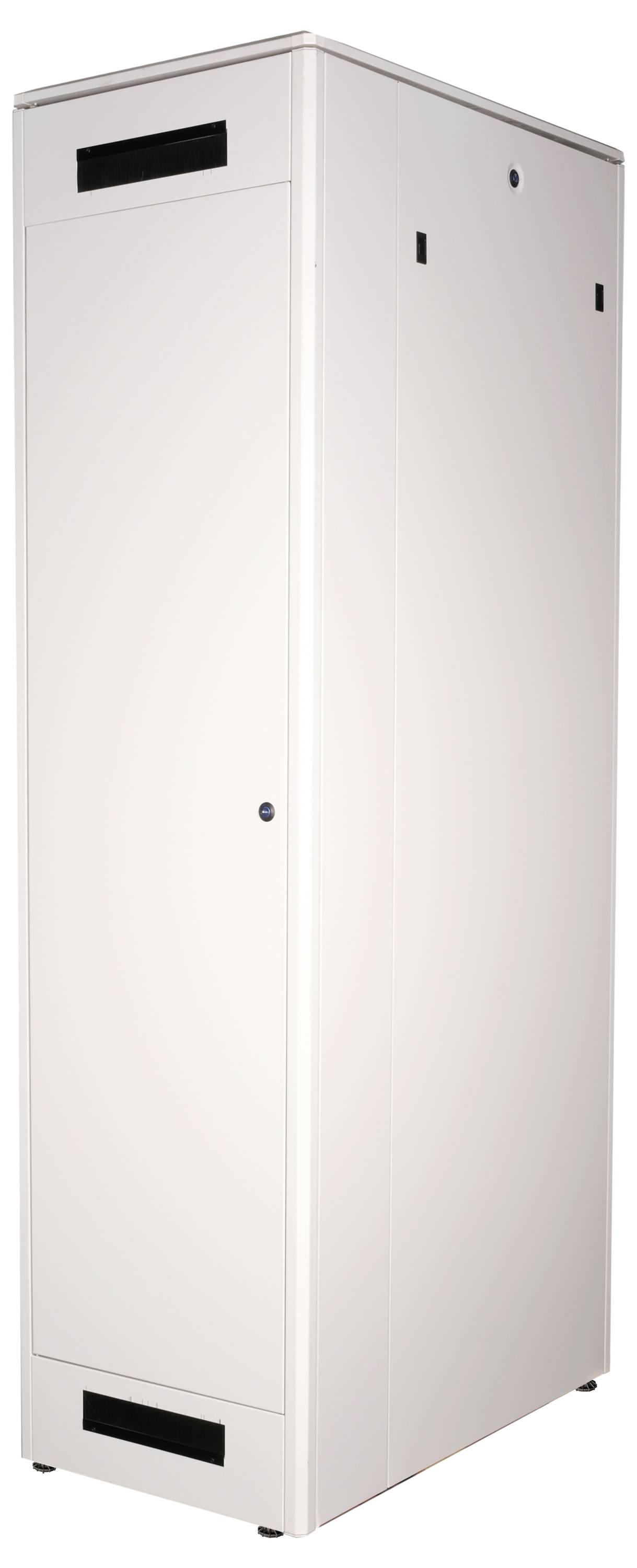 Een witte, rechthoekige serverrack-kast met gesloten vooraanzicht, geschikt voor het opslaan van IT-apparatuur in datacenters.