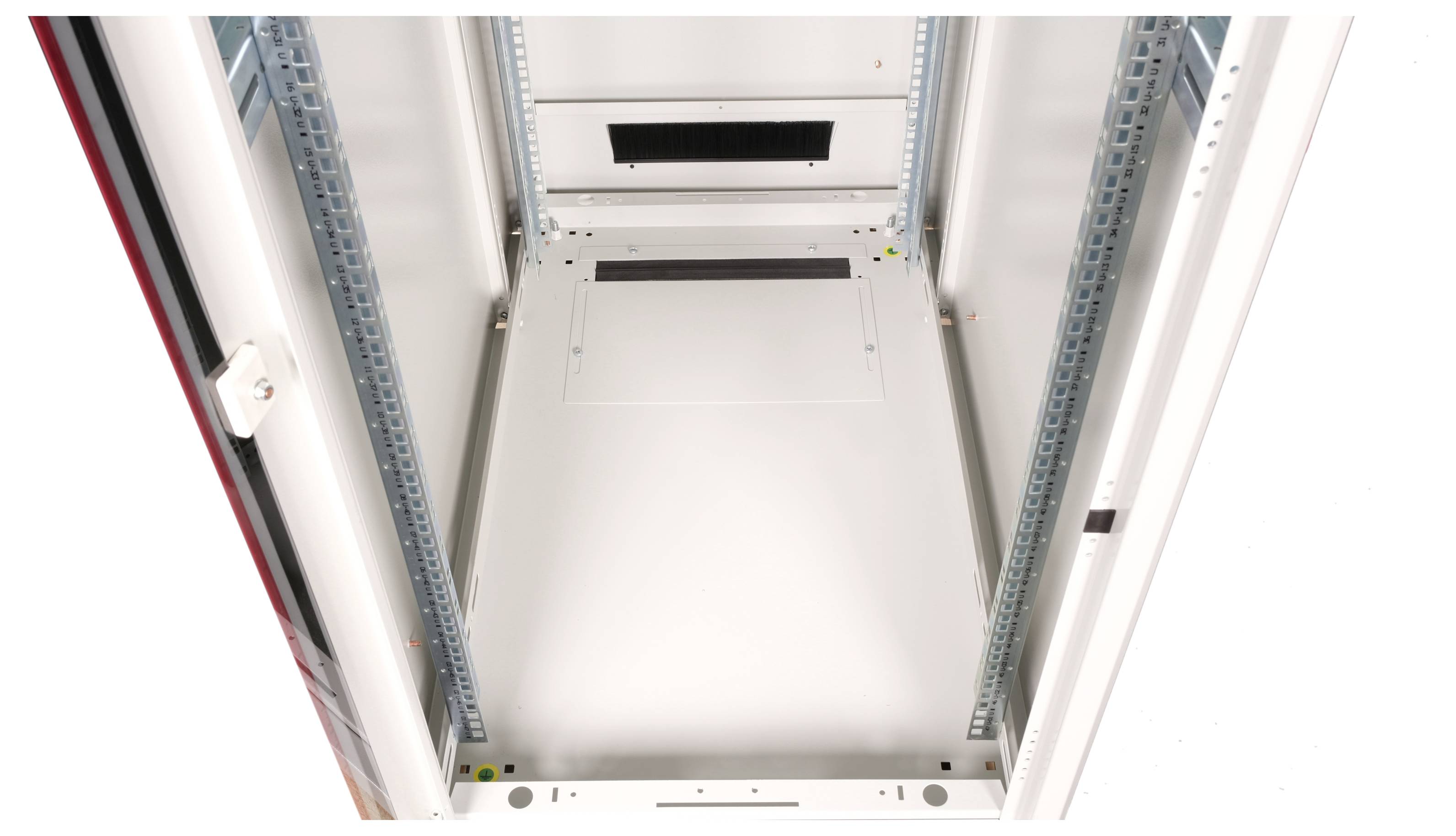 Een lege metalen serverrack kast, geopend, zonder geïnstalleerde apparaten, met montagerails aan de zijkanten.