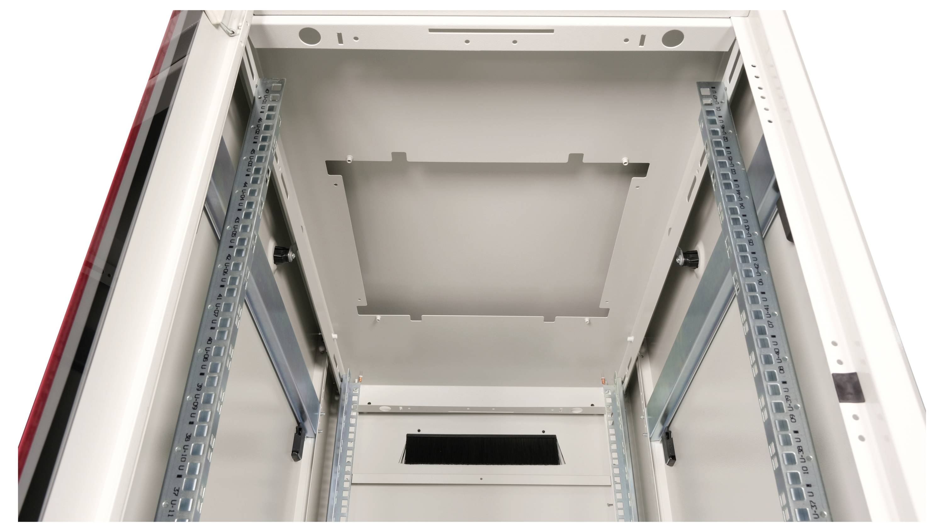 Metalen serverrek van binnen, met montagegeleiders aan de zijkanten en een ventilatierooster bovenaan. Geen apparatuur geïnstalleerd.