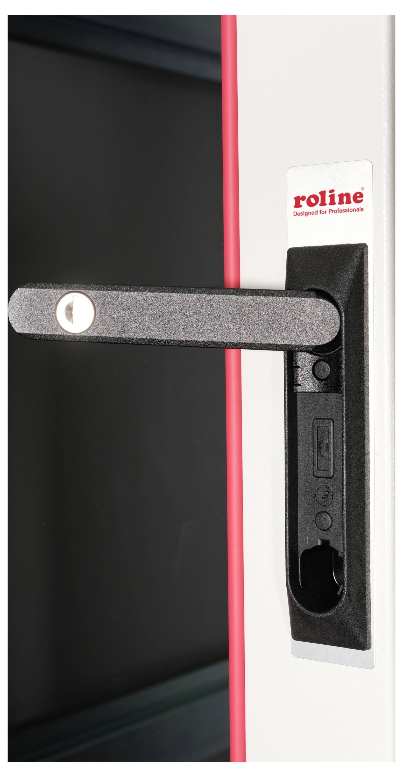 Deurgreep van een Roline-serverrek, zwart met slot, op wit paneel met rode rand.