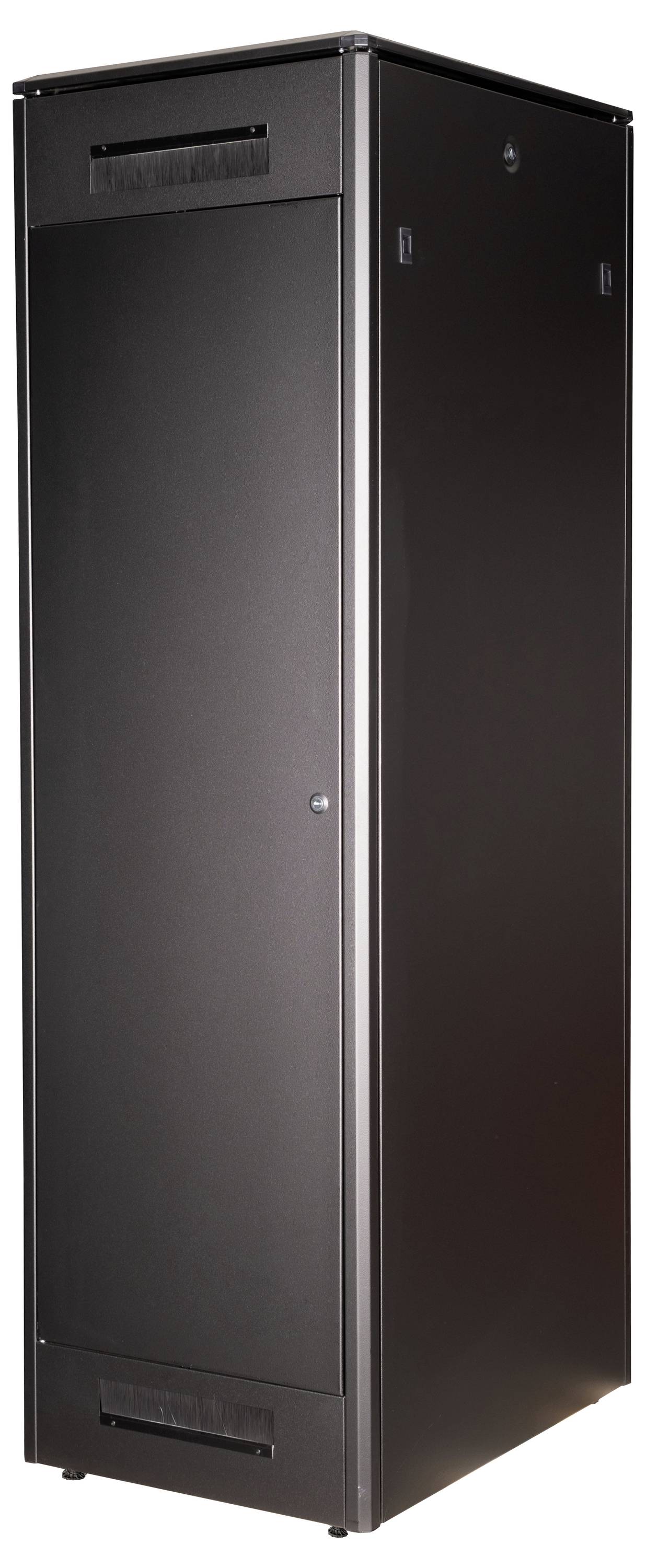 Zwarte, gesloten serverrack-kast, vrijstaand. Geschikt voor server- en netwerkapparatuur in datacenters of IT-ruimtes.