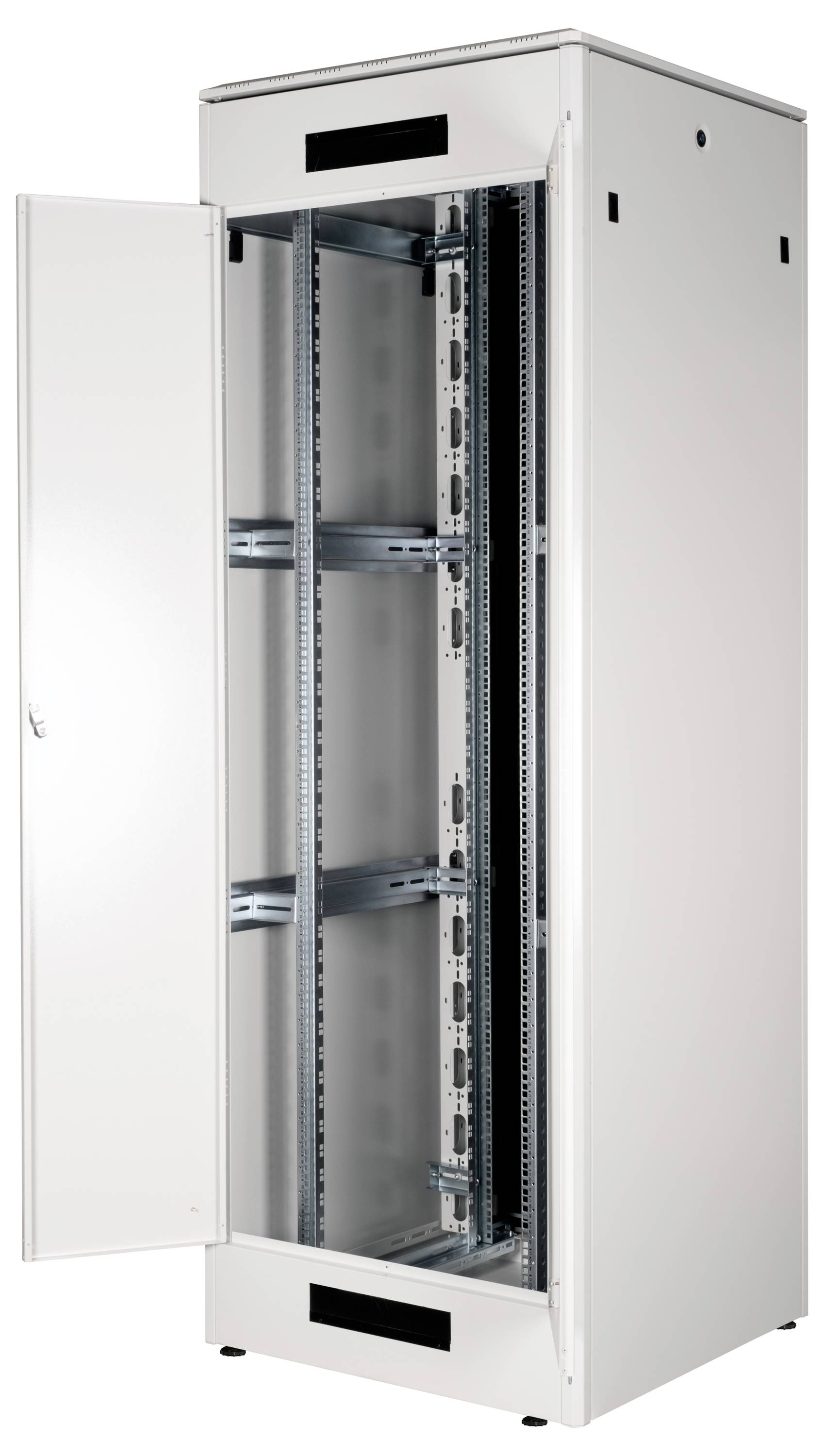 Een open, lege serverrek met meerdere schappen, geschikt voor het plaatsen van IT-apparatuur in een datacenter.