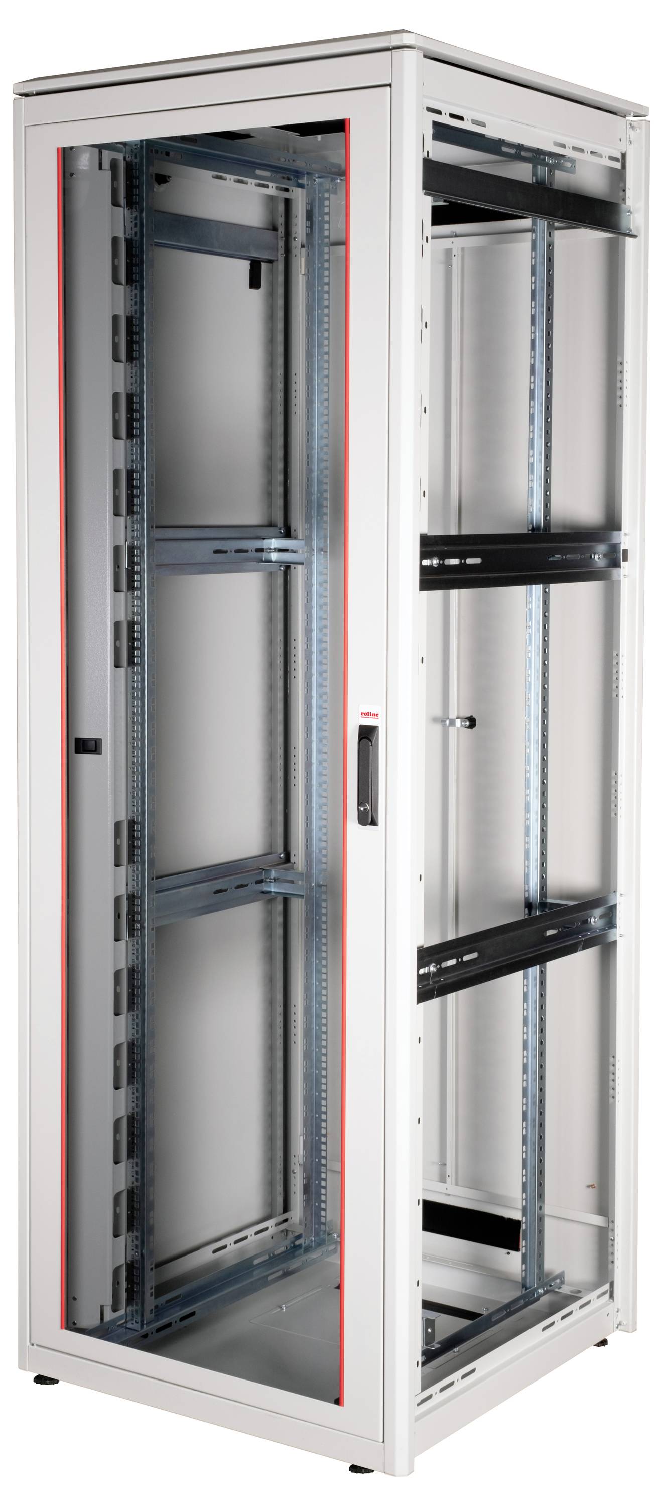 Een lege metalen serverrack-kast, staand met open zicht op de binnenstructuur, geschikt voor IT-hardware.