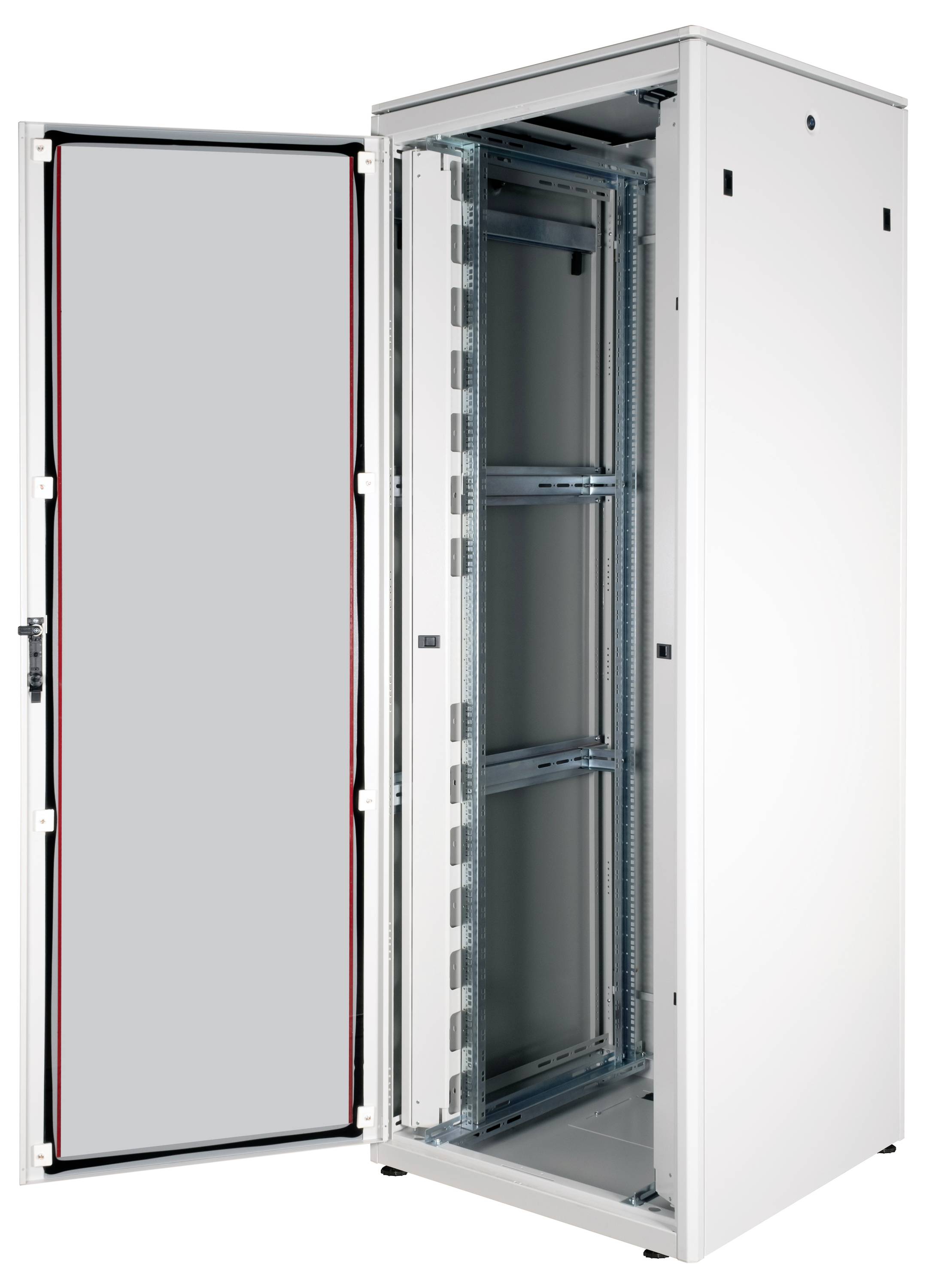 Een open, lege serverrack-kast met zichtbare rekrails en een openstaande deur.