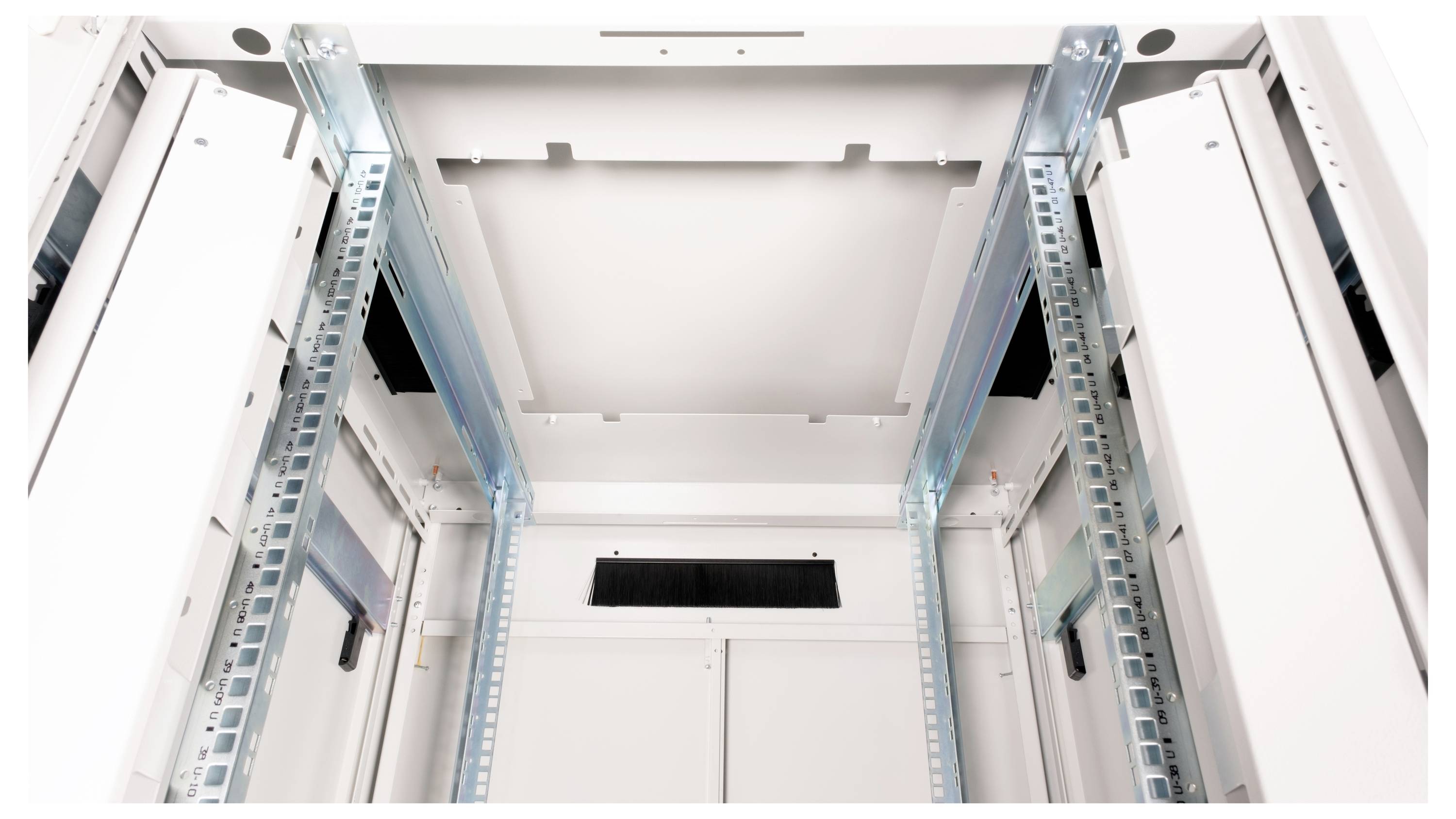 Zicht op een leeg, wit serverrek met blauwe geleiderails, klaar voor het plaatsen van IT-componenten.