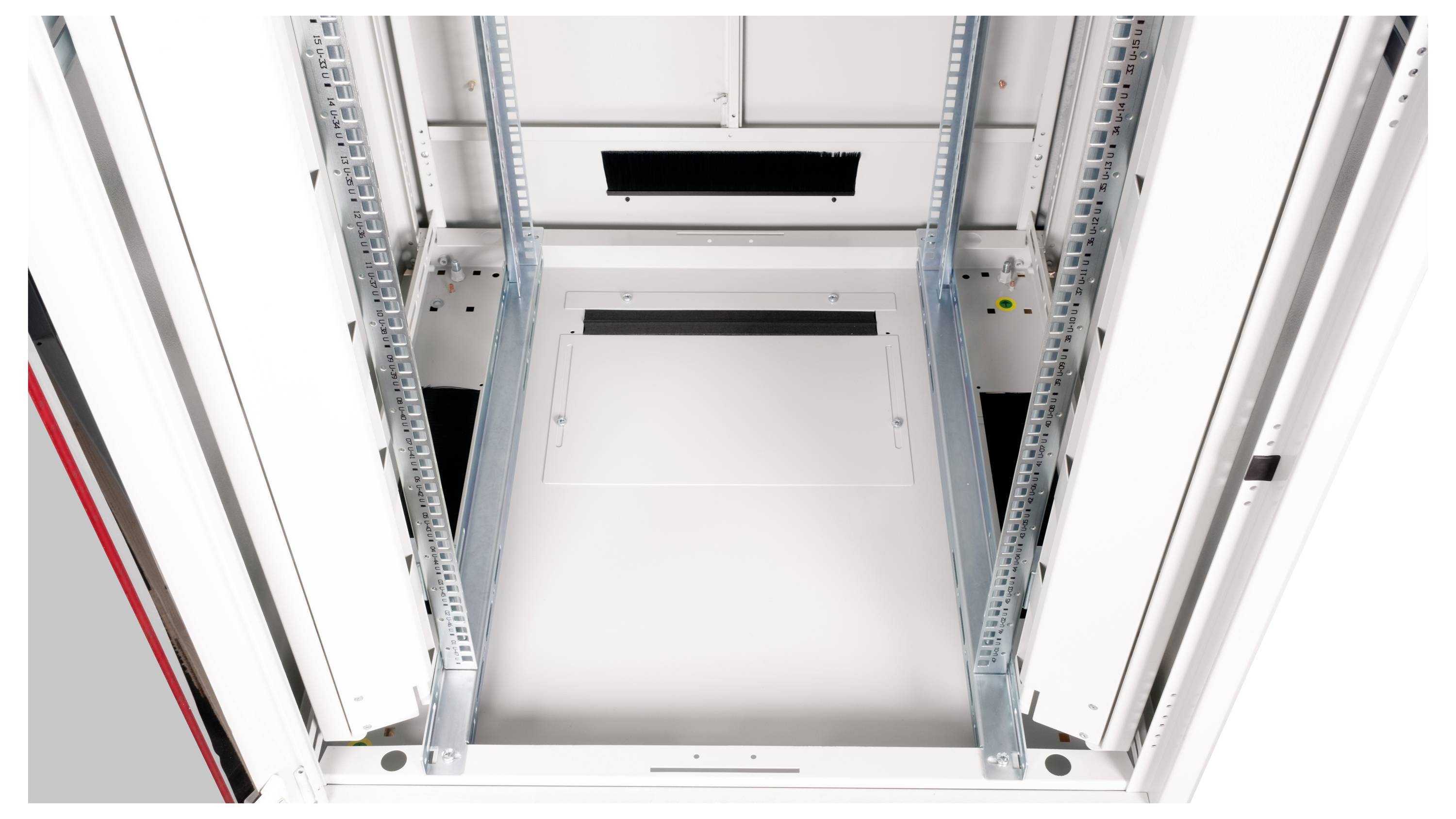 Een lege serverrack met open deuren, klaar voor de installatie van IT-apparatuur. Binnenin zijn metalen frames voor bevestiging zichtbaar.