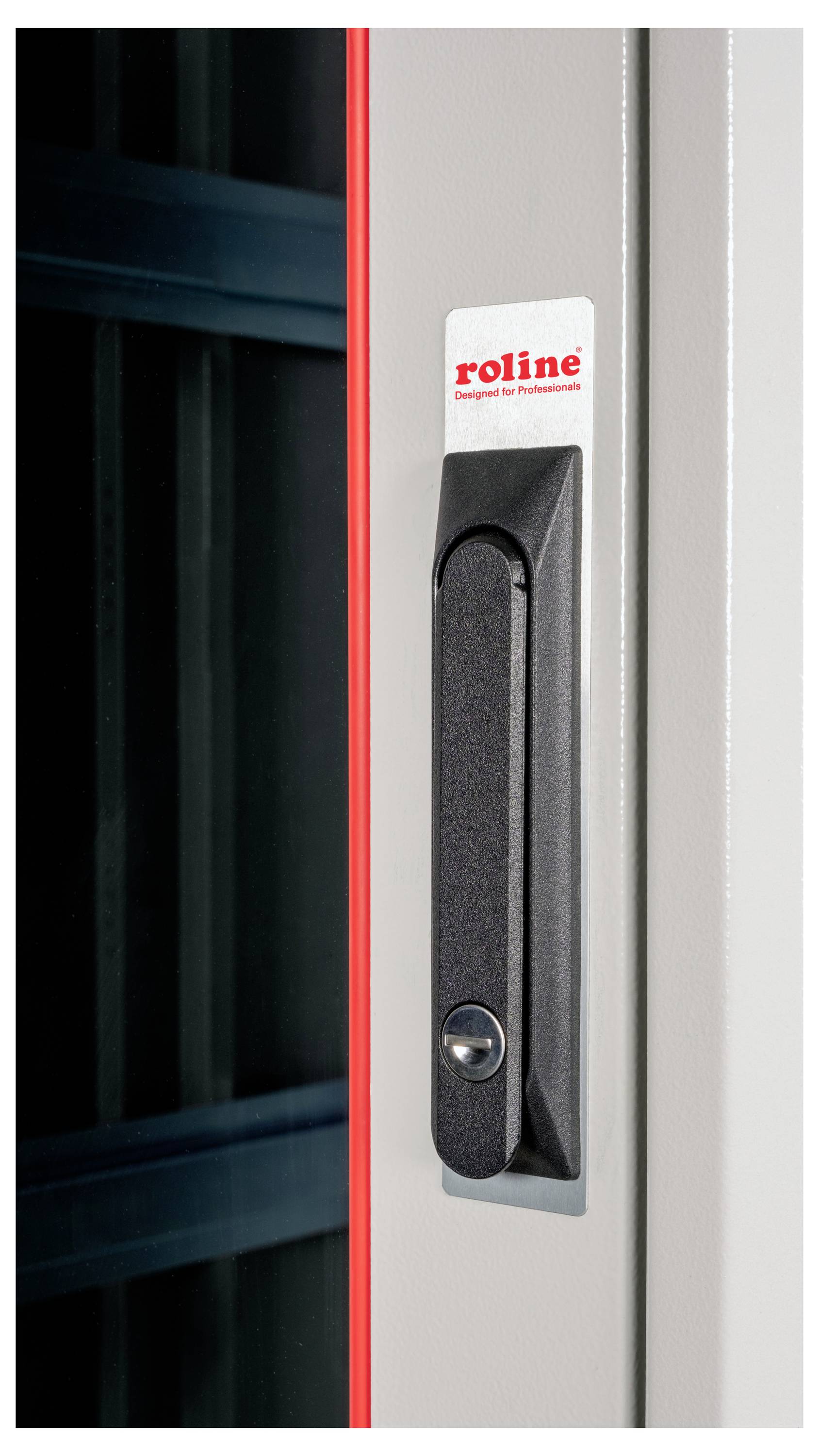 Een zwarte deurgreep met een slot bevindt zich aan een grijze deur, waarop het woord 'roline' in het rood te zien is.