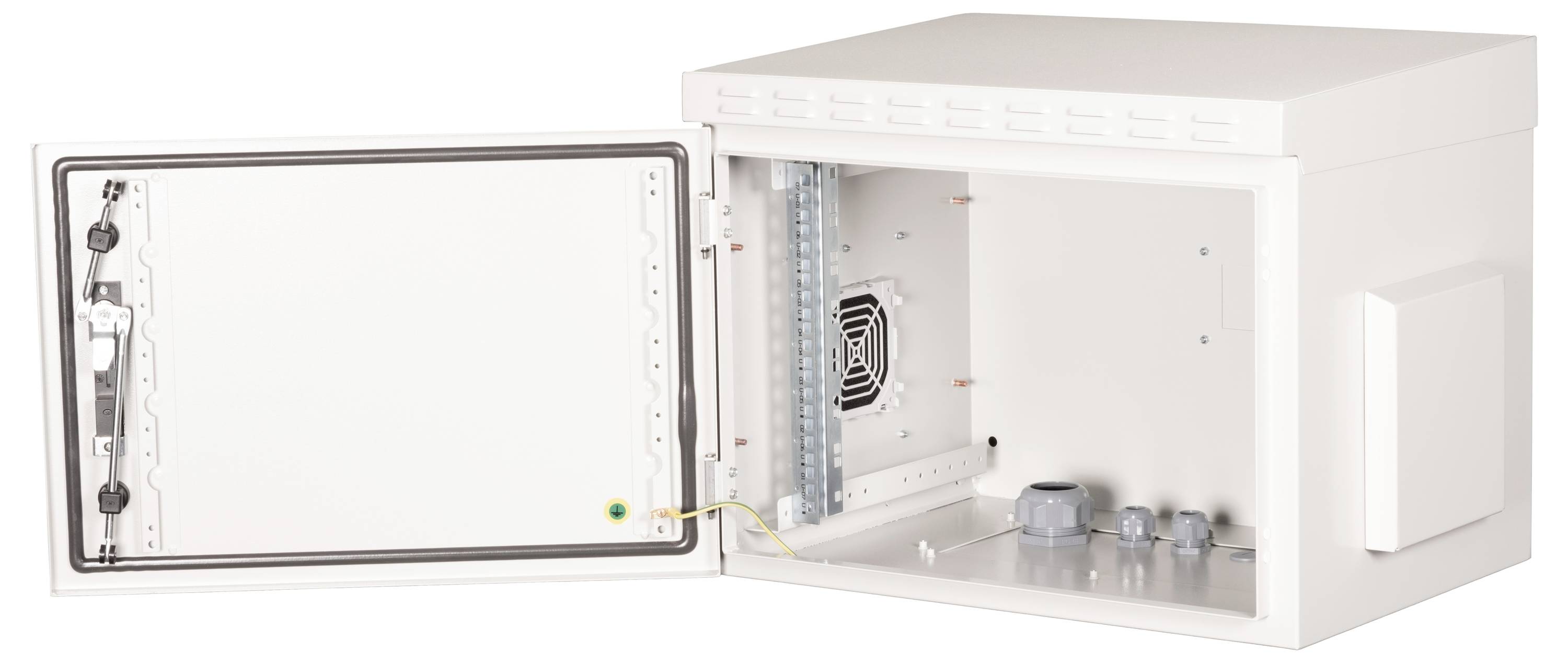 Wit, rechthoekig behuizing met een open deur. Aan de binnenkant zijn bevestigingsrails, kabelingangen en een ventilator zichtbaar.