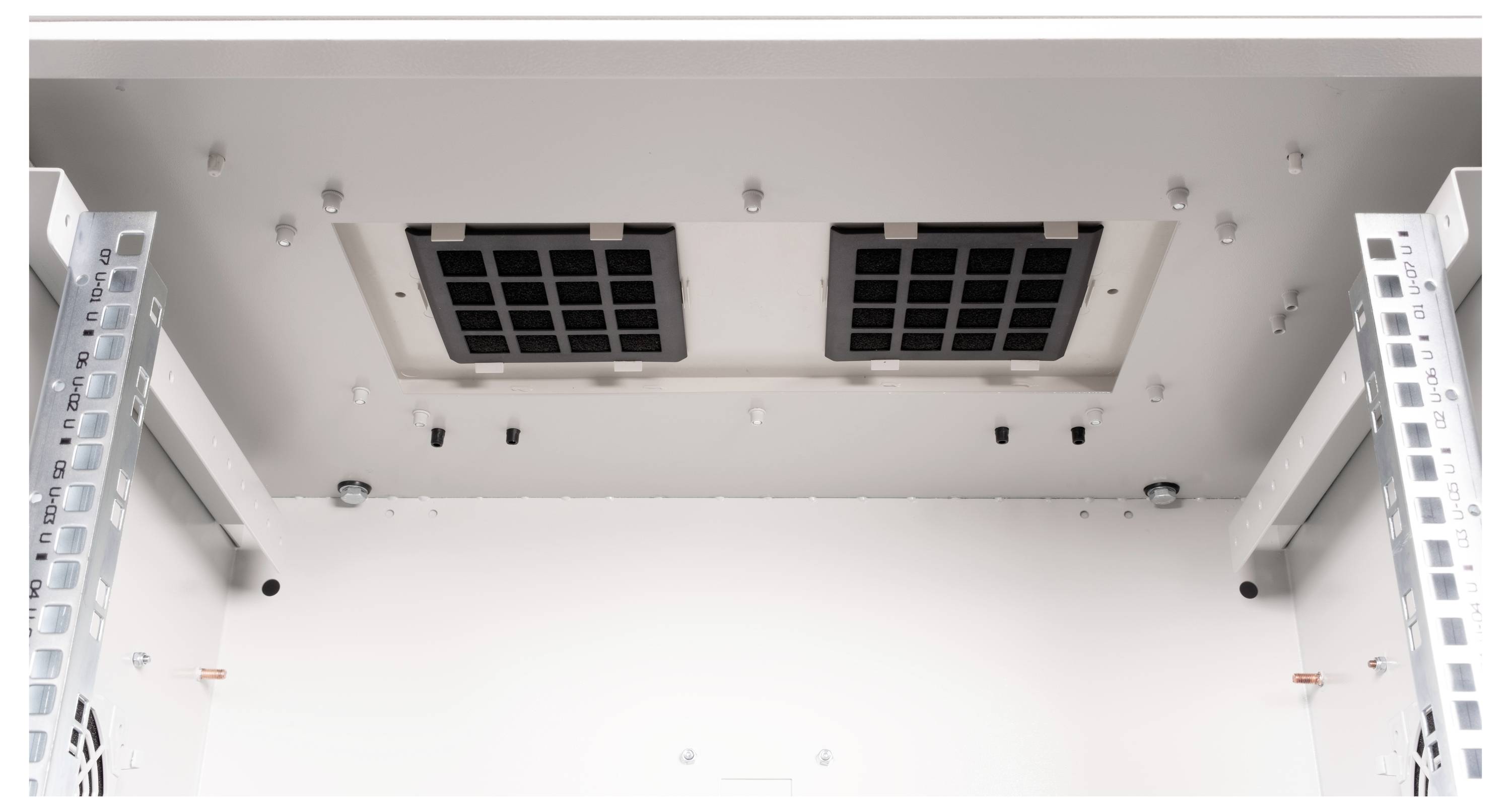 Binnenaanzicht van een serverbehuizing met twee ventilatierooster en meerdere kabel- en aansluitpunten aan beide zijden.