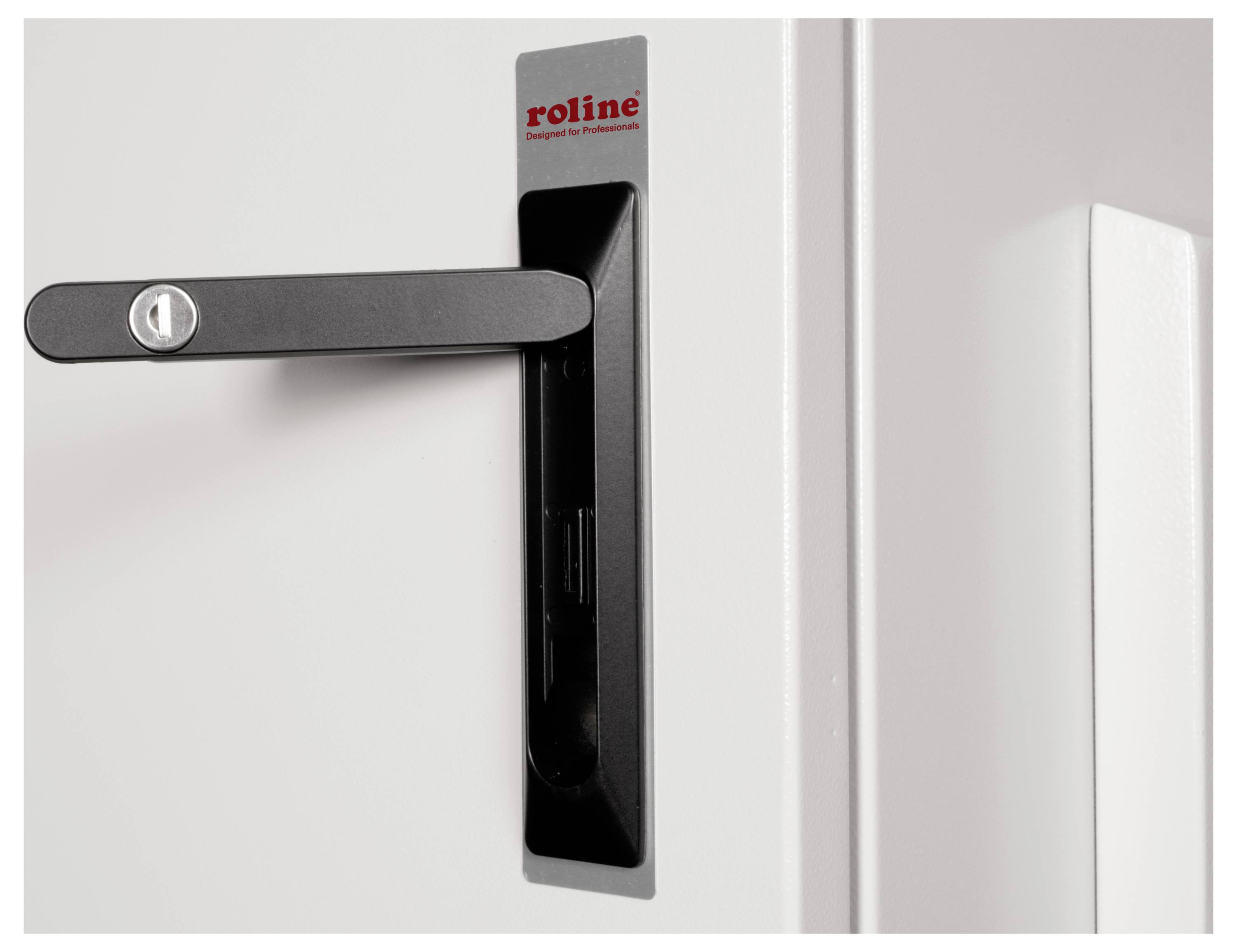 Deurgreep met zwarte, horizontale stang aan een witte kast, met het logo 'roline' bovenaan.