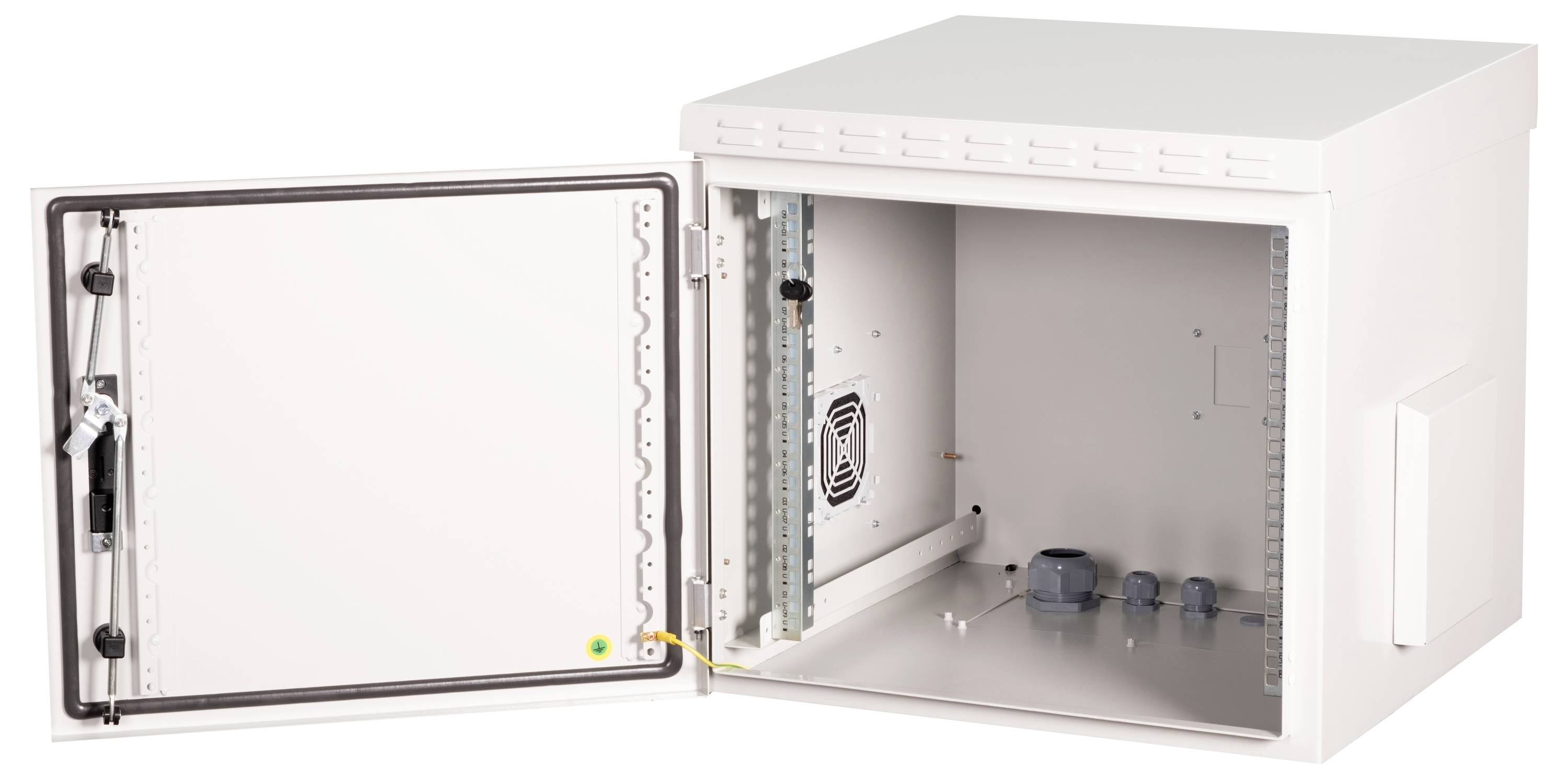 Een geopende, witte metalen kast die onderdelen van een koel- of ventilatiesysteem toont, met een ventilator en bekabeling aan de binnenkant.