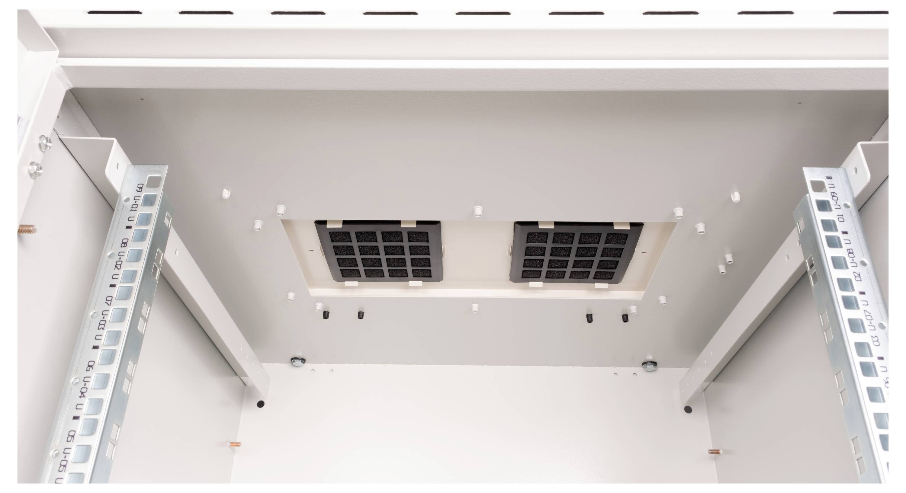 Binnenkant van een lege, witte schakelkast met twee zwarte ventilatieroosters aan de bovenkant, zonder zichtbare kabels of apparaten.