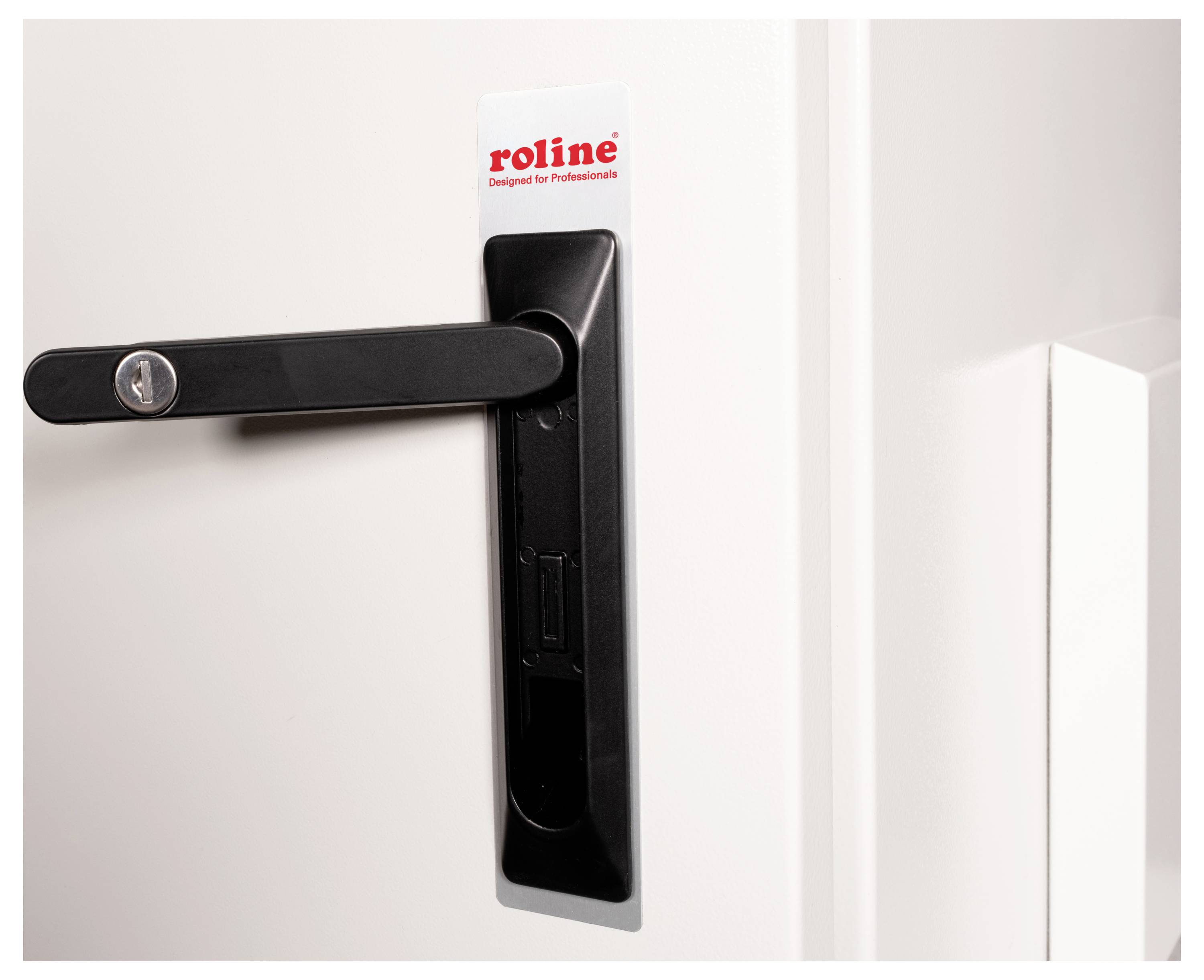 Deurgreep met roline-logo, gemonteerd aan een witte deur.