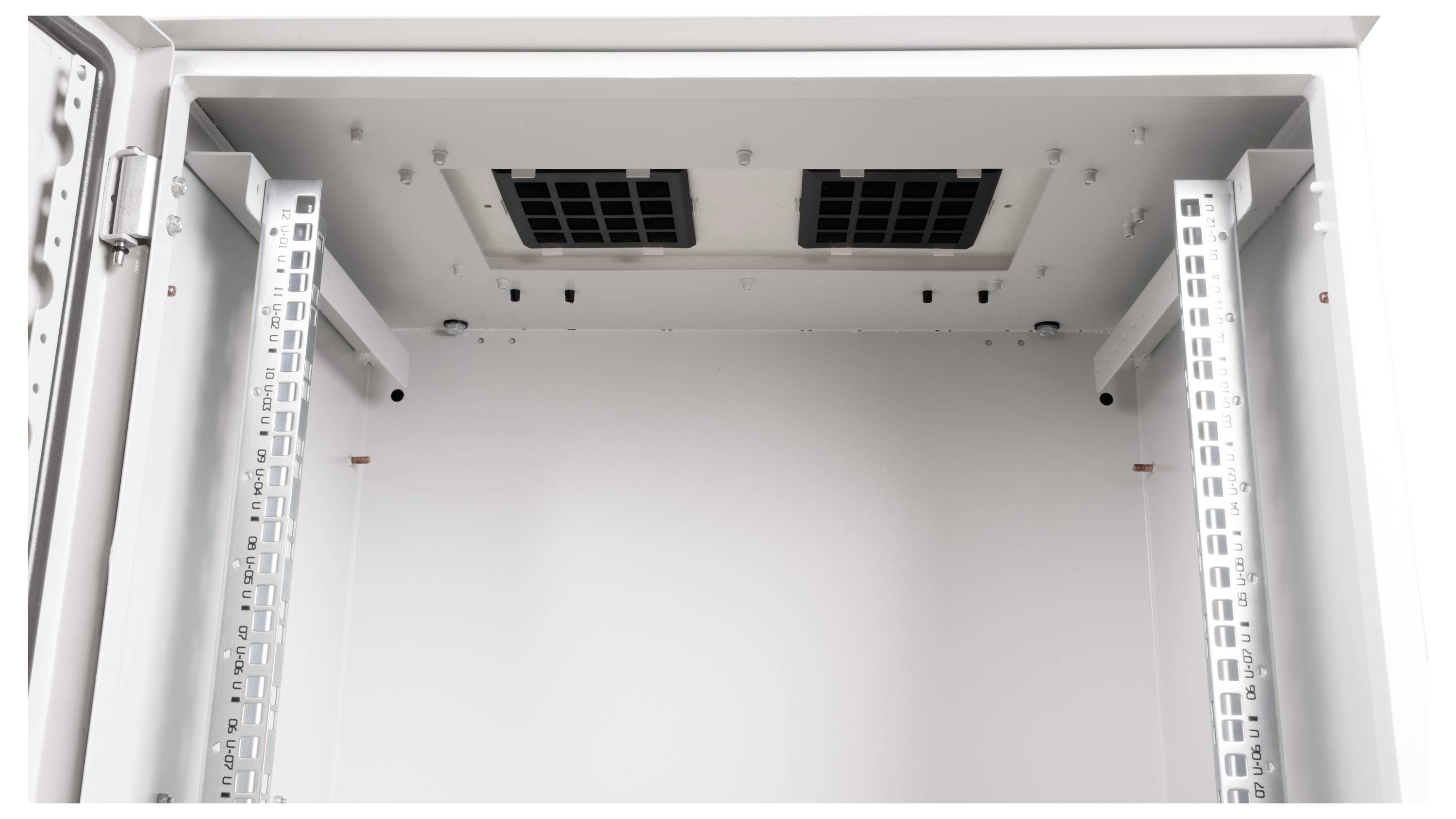 Lege, open serverrek met twee ventilatierooster aan het plafond en metalen steunen aan de zijkanten voor het monteren van apparatuur.