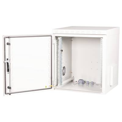 Een witte, geopende schakelkast met zichtbare binnenonderdelen, zoals een ventilatie-eenheid en kabeldoorvoeren.