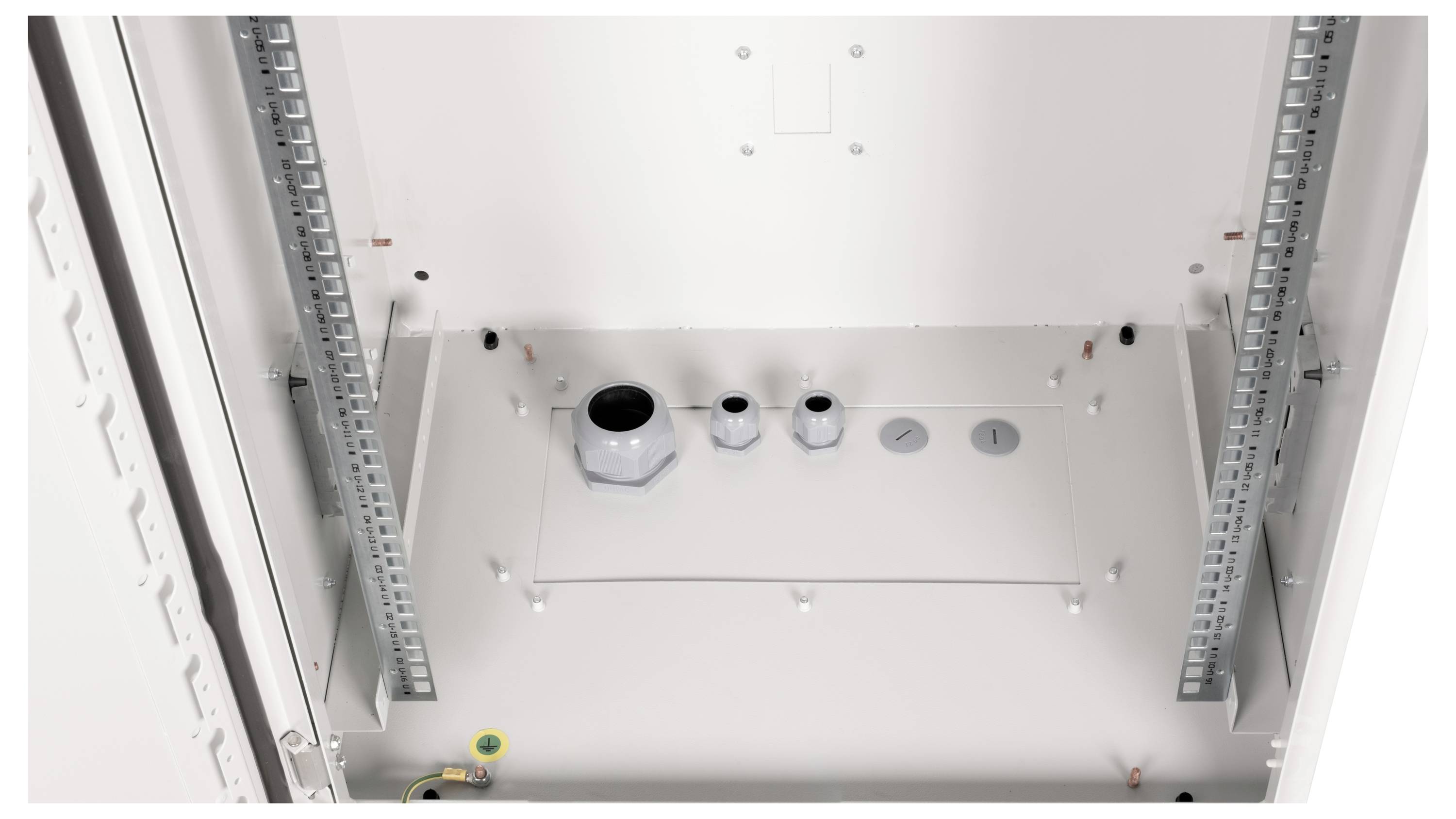 Netwerkkast binnenaanzicht met kabelinvoeringsopeningen, twee verticale rails en een aardingspunt. De kast is leeg en klaar voor installatie.