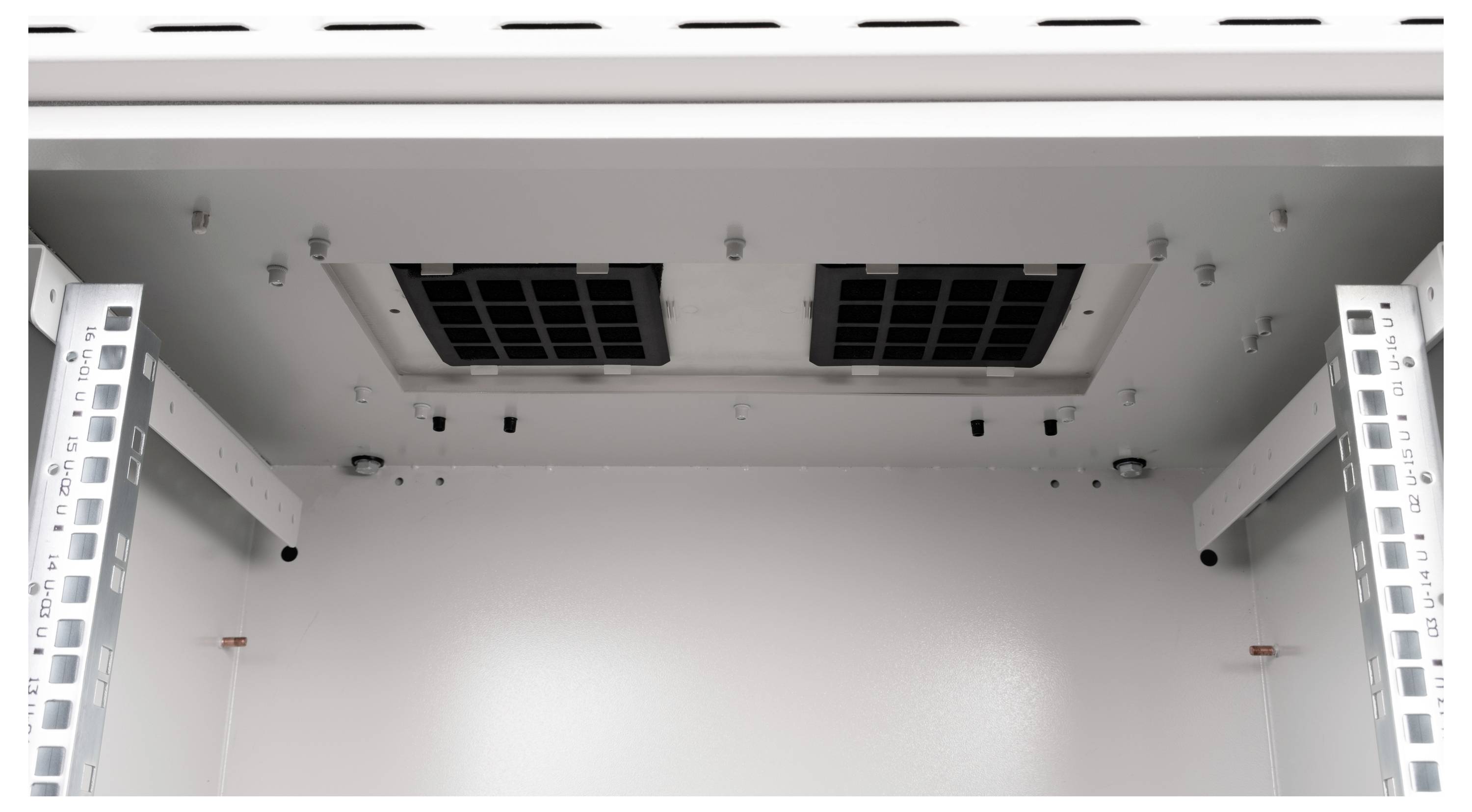 Leeg, wit serverbehuizing van binnen met ventilatiesleuven en verstevigingsstructuren, klaar voor hardwareinstallatie.