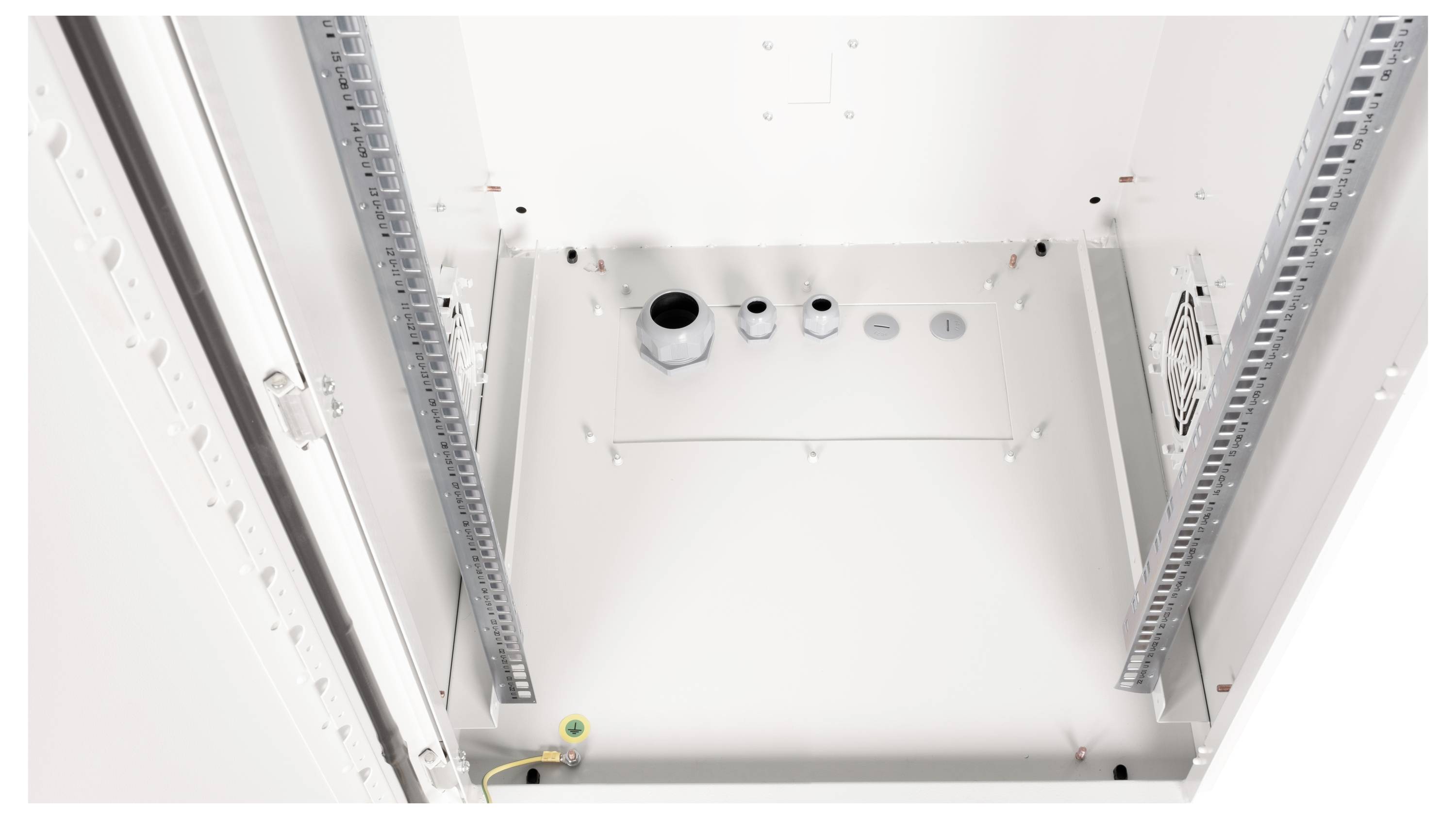 Binnenaanzicht van een leeg serverrek met meerdere kabelingangen onderaan, geschikt voor de installatie van netwerkapparatuur.