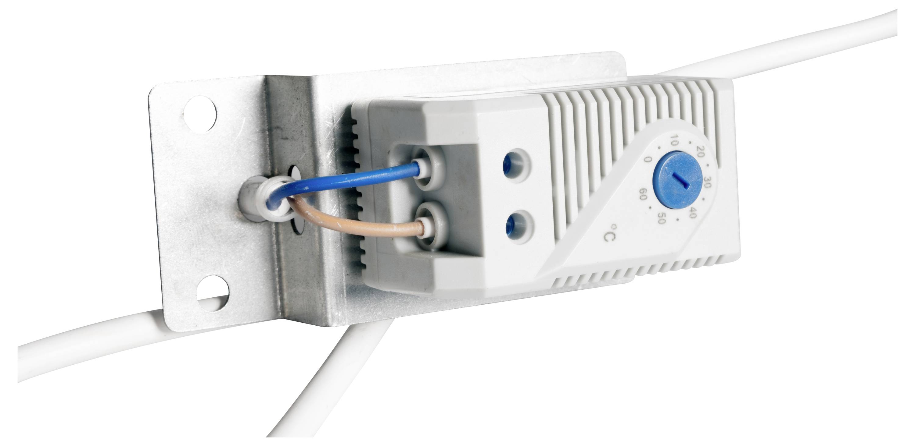 Een temperatuurregelaar met een blauw instelwiel, gemonteerd op een wandsteun, verbonden met elektrische kabels.