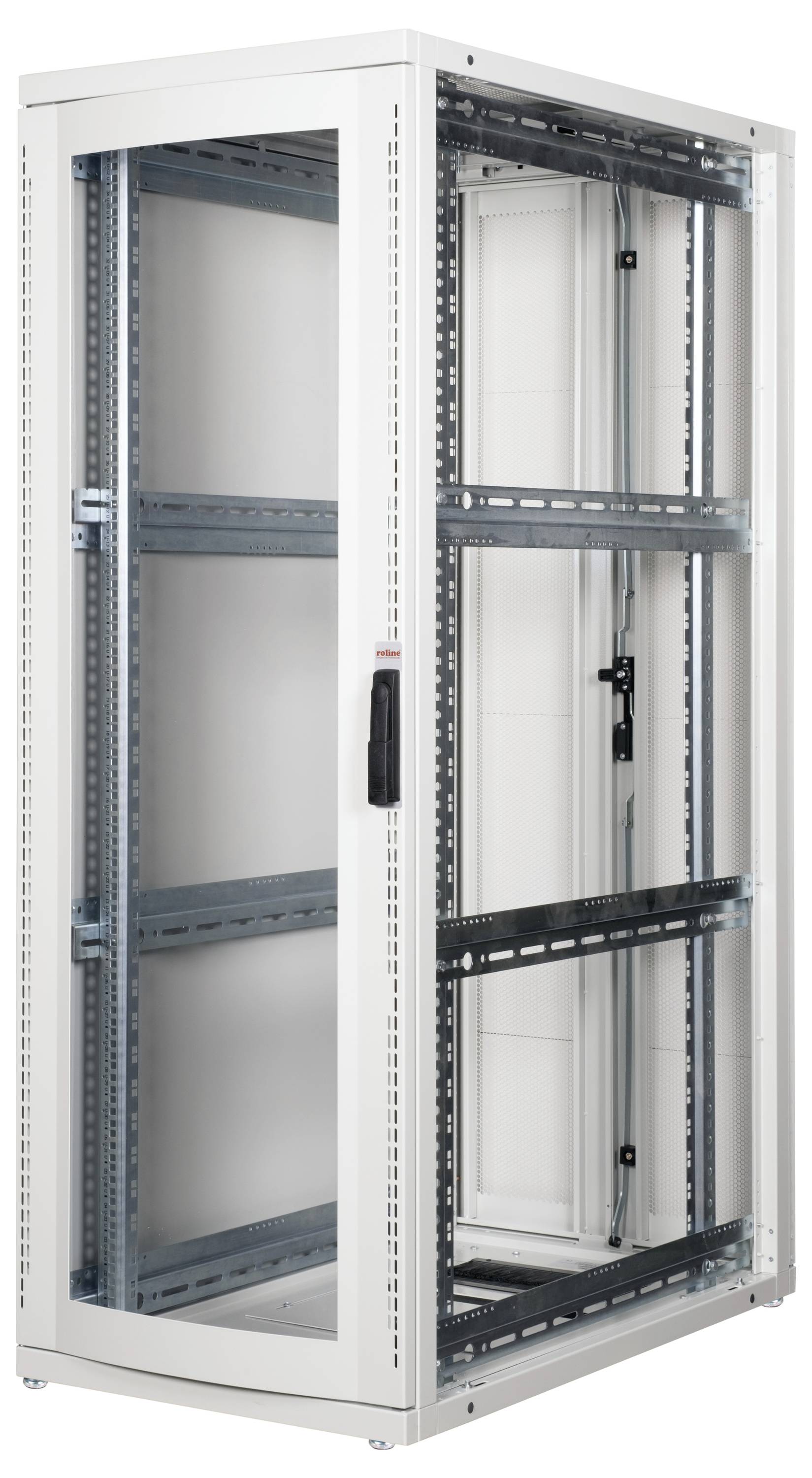 Een hoge, lege metalen serverrack met een glazen deur, voorzien van meerdere schappen voor het bevestigen van elektronische apparatuur, staat op een witte achtergrond.