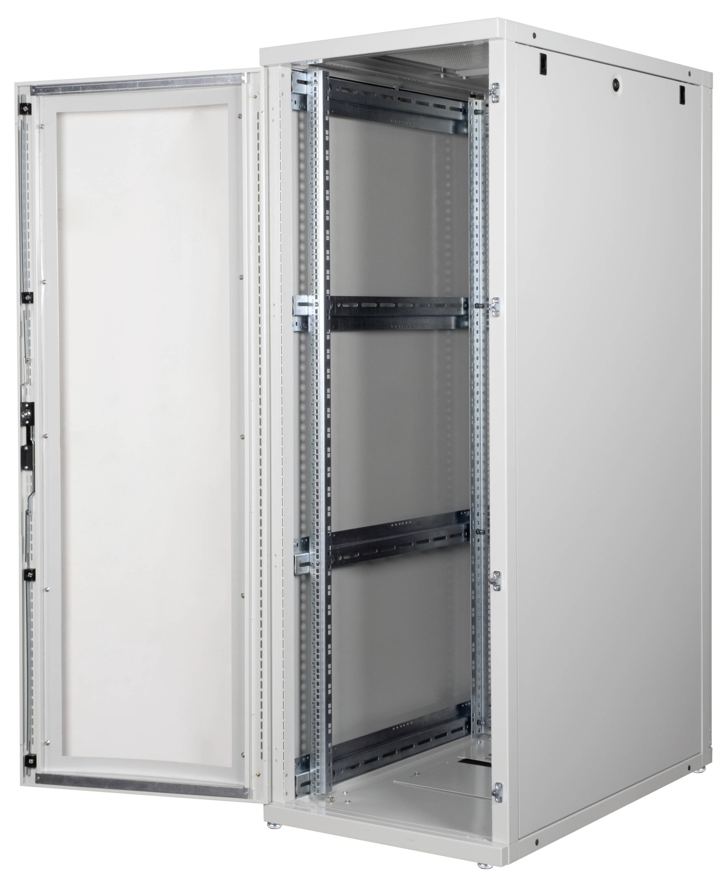 Een hoge, open metalen serverrek met een zijdeur, waarop de binnenkant met schappen en railingen voor hardwareinstallatie zichtbaar is.