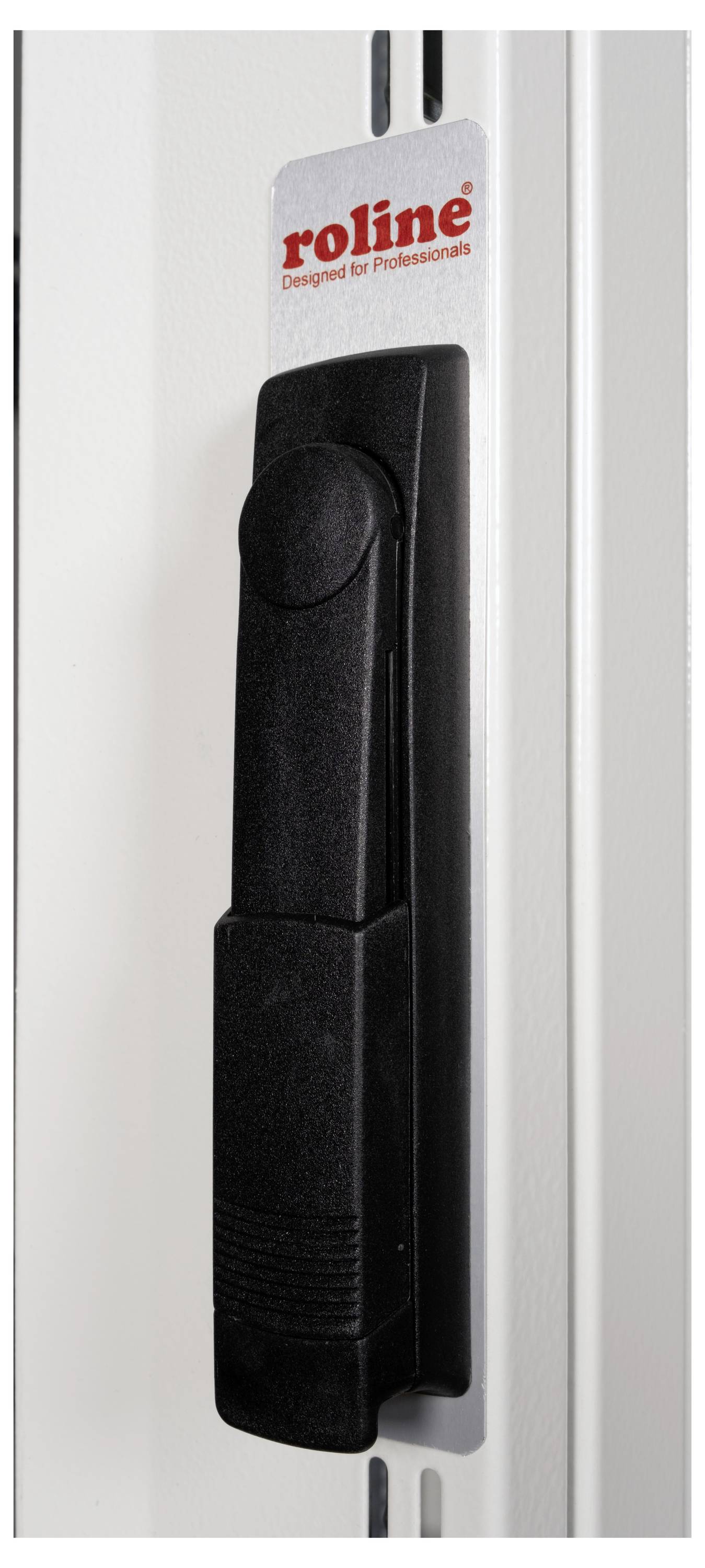 Een zwarte handgreep op een wit paneelkastje met het label 'roline Ontworpen voor Professionals'.